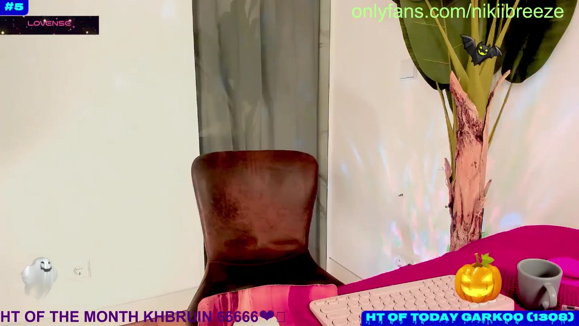 Gallery image thumbnail from Bday_N's myfreecams stream on, 10/17/2024, 24:32 image 6 of 20