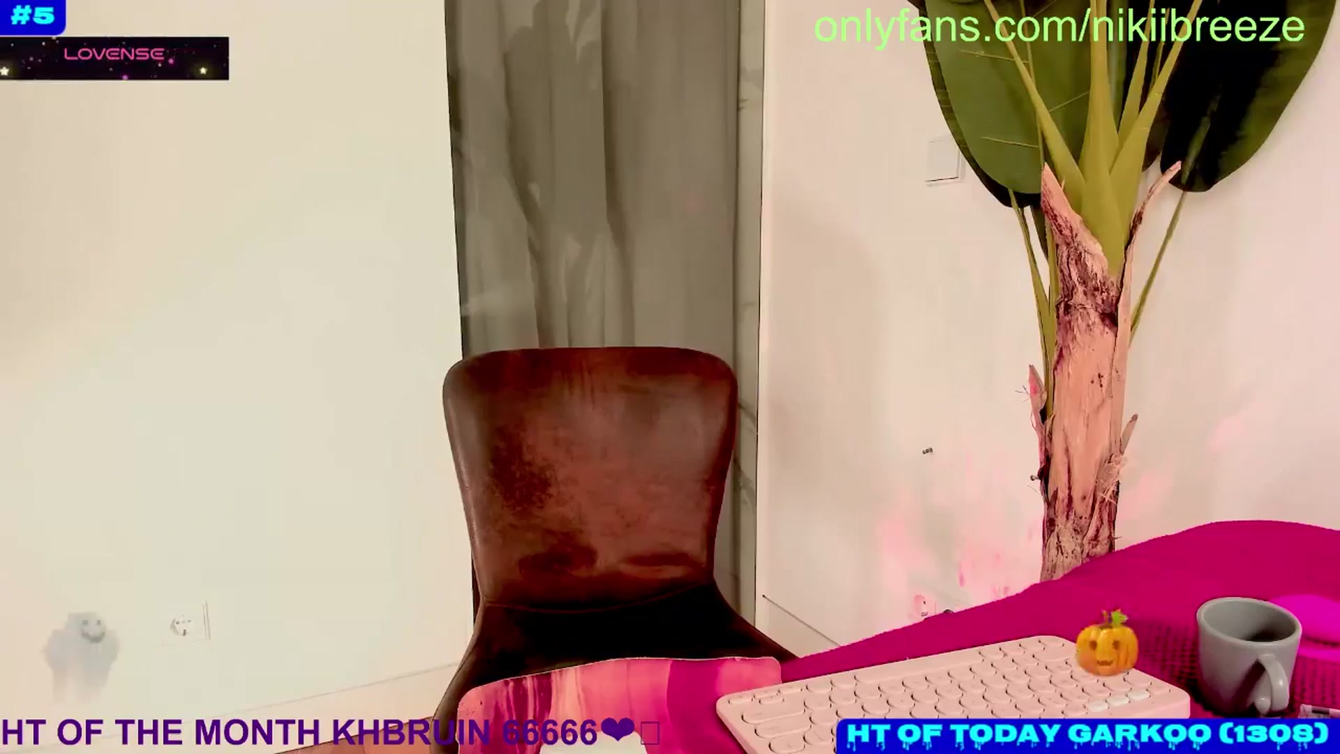 Gallery image thumbnail from Bday_N's myfreecams stream on, 10/17/2024, 24:32 image 8 of 20