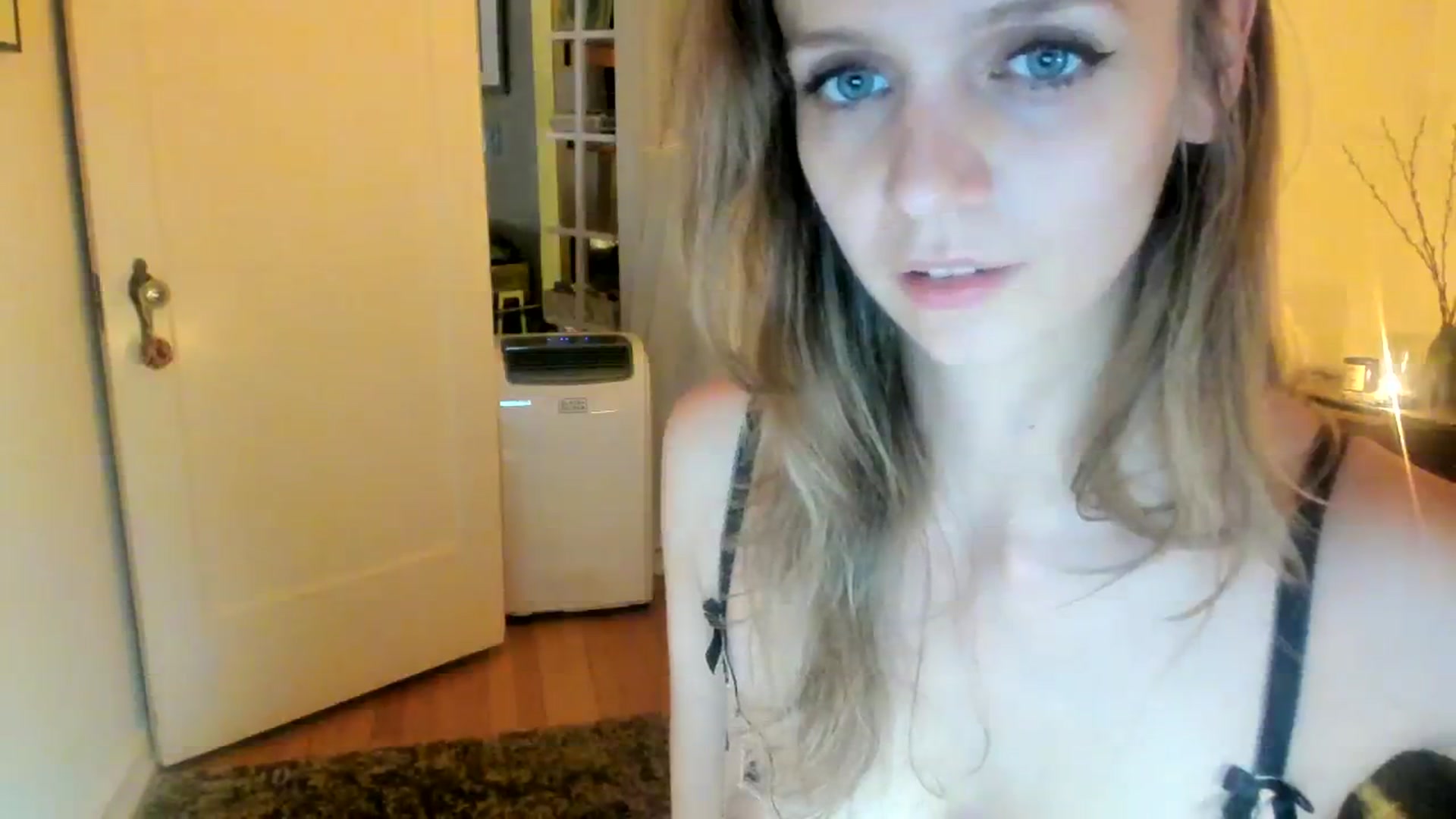 Gallery image thumbnail from Bdaymuffin's myfreecams stream on, 08/04/2023, 07:32 image 11 of 20