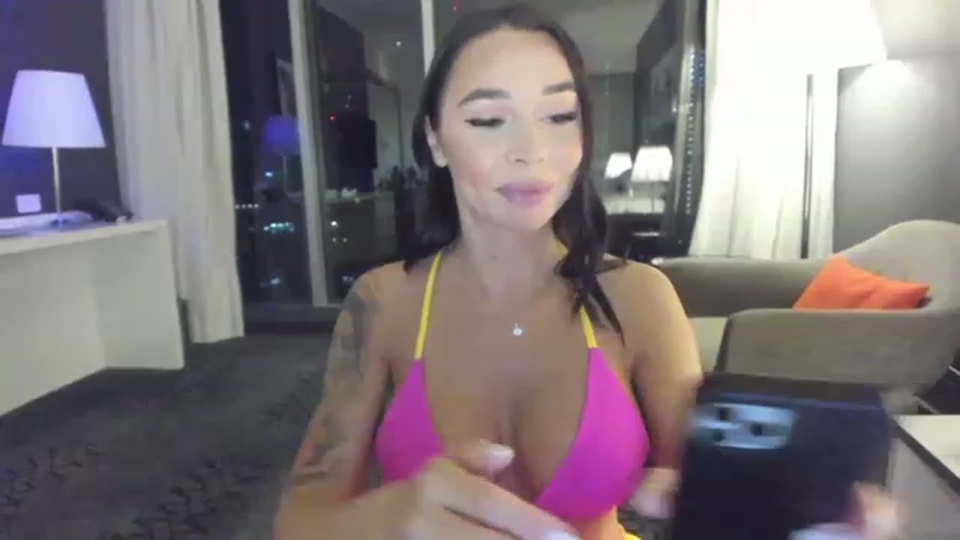 Gallery image thumbnail from BeaBeatrice's myfreecams stream on, 02/06/2023, 05:08 image 7 of 20