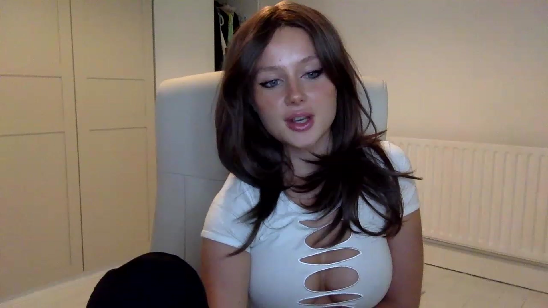 Gallery image thumbnail from BeaSaitou's myfreecams stream on, 11/14/2022, 17:11 image 6 of 20