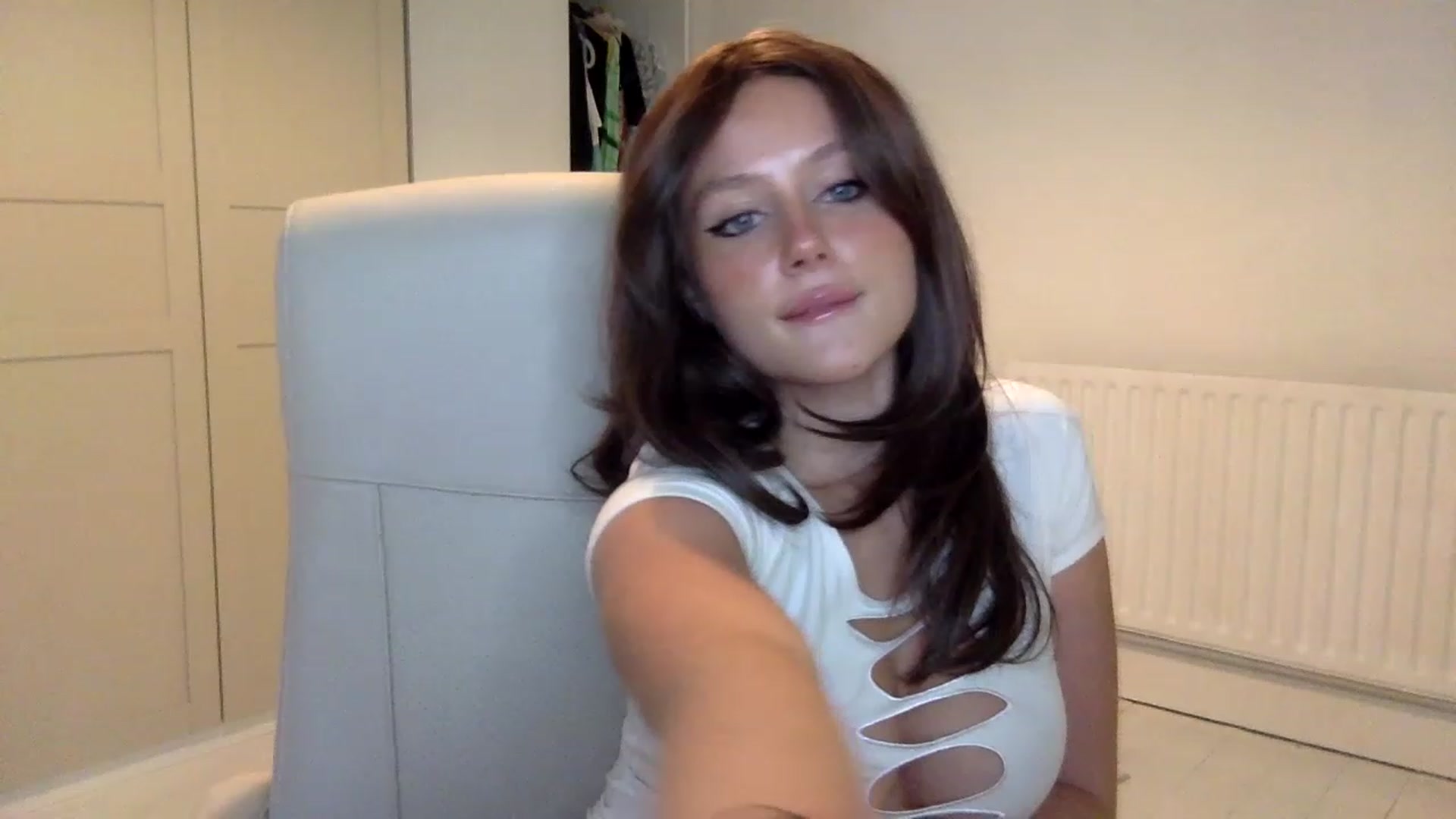 Gallery image thumbnail from BeaSaitou's myfreecams stream on, 11/14/2022, 17:11 image 2 of 20