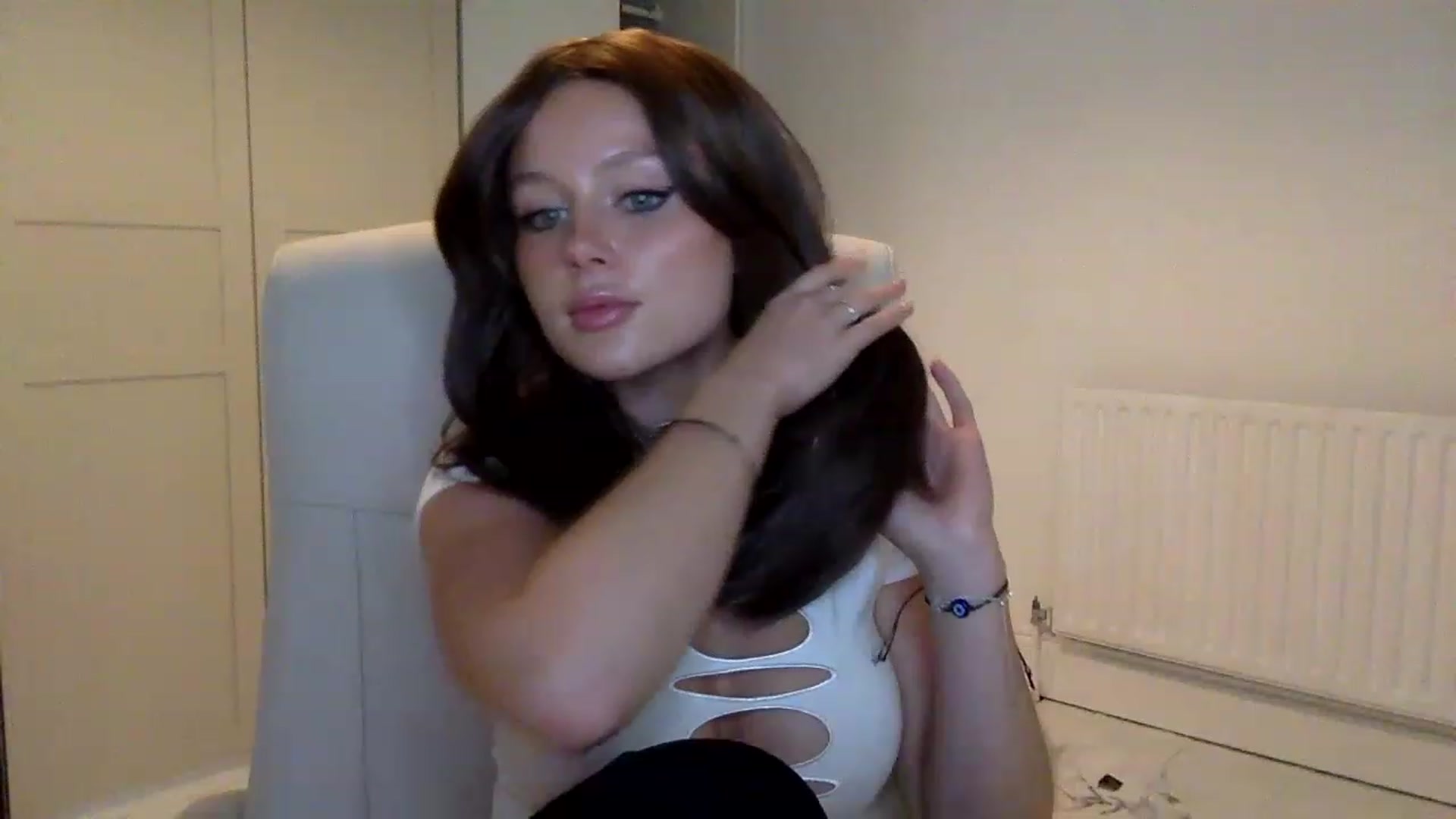 Gallery image thumbnail from BeaSaitou's myfreecams stream on, 11/14/2022, 17:11 image 14 of 20