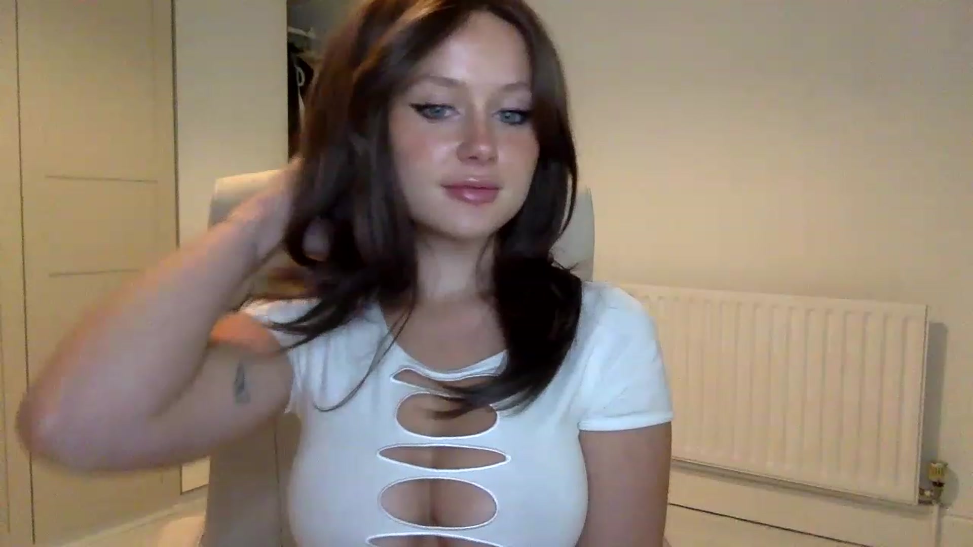 Gallery image thumbnail from BeaSaitou's myfreecams stream on, 11/14/2022, 17:11 image 16 of 20