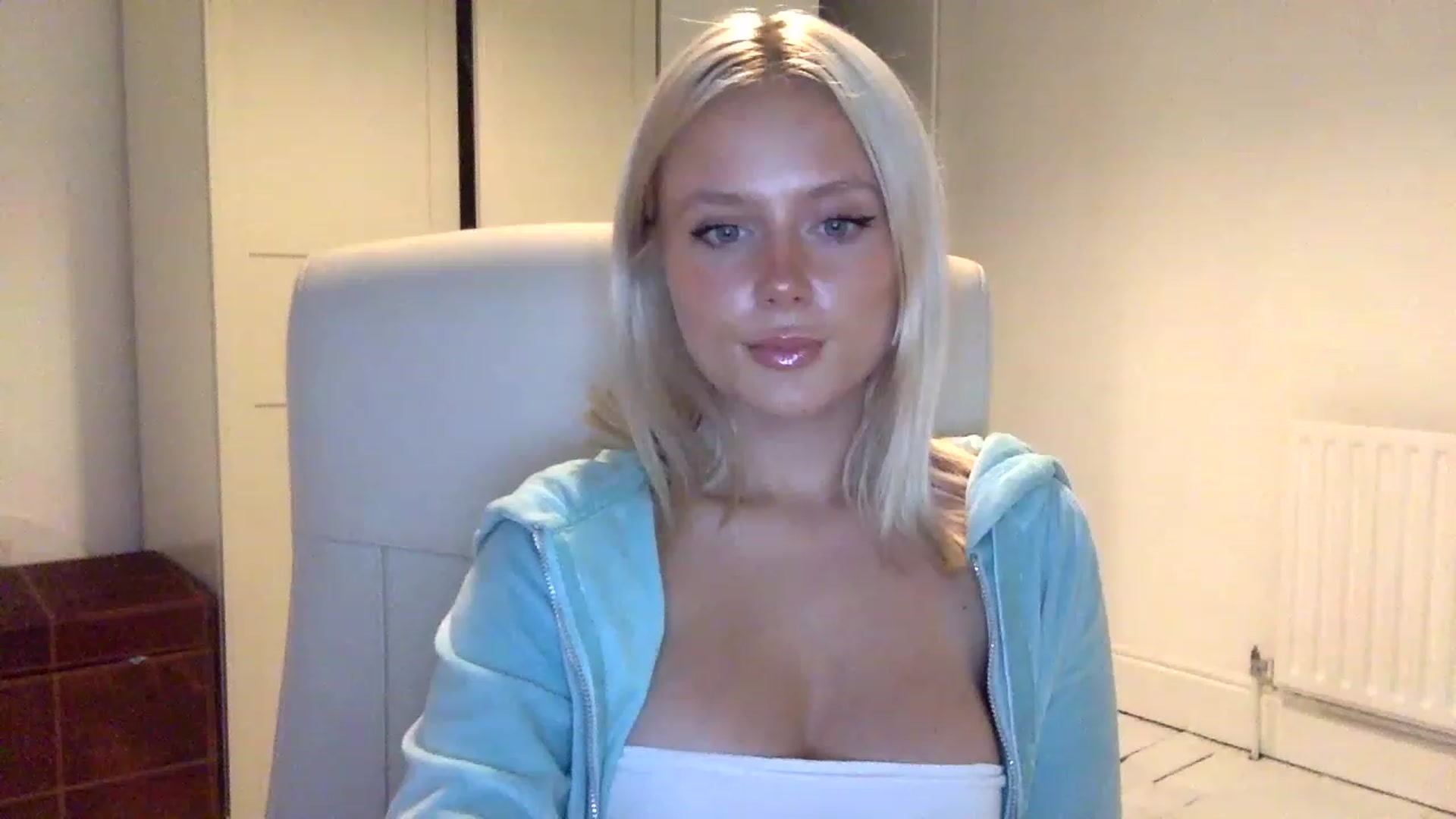 Gallery image thumbnail from BeaSaitou's myfreecams stream on, 11/15/2022, 16:35 image 10 of 20