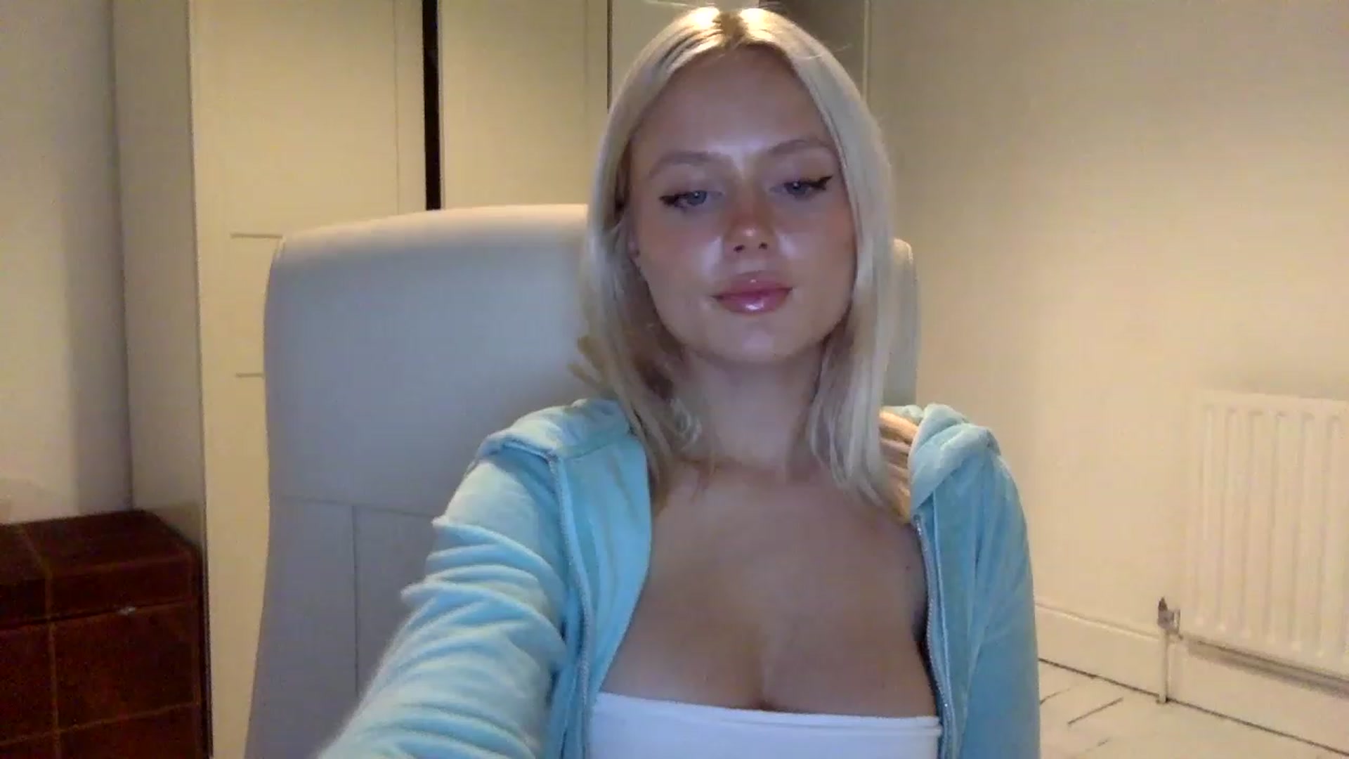 Gallery image thumbnail from BeaSaitou's myfreecams stream on, 11/15/2022, 16:35 image 11 of 20