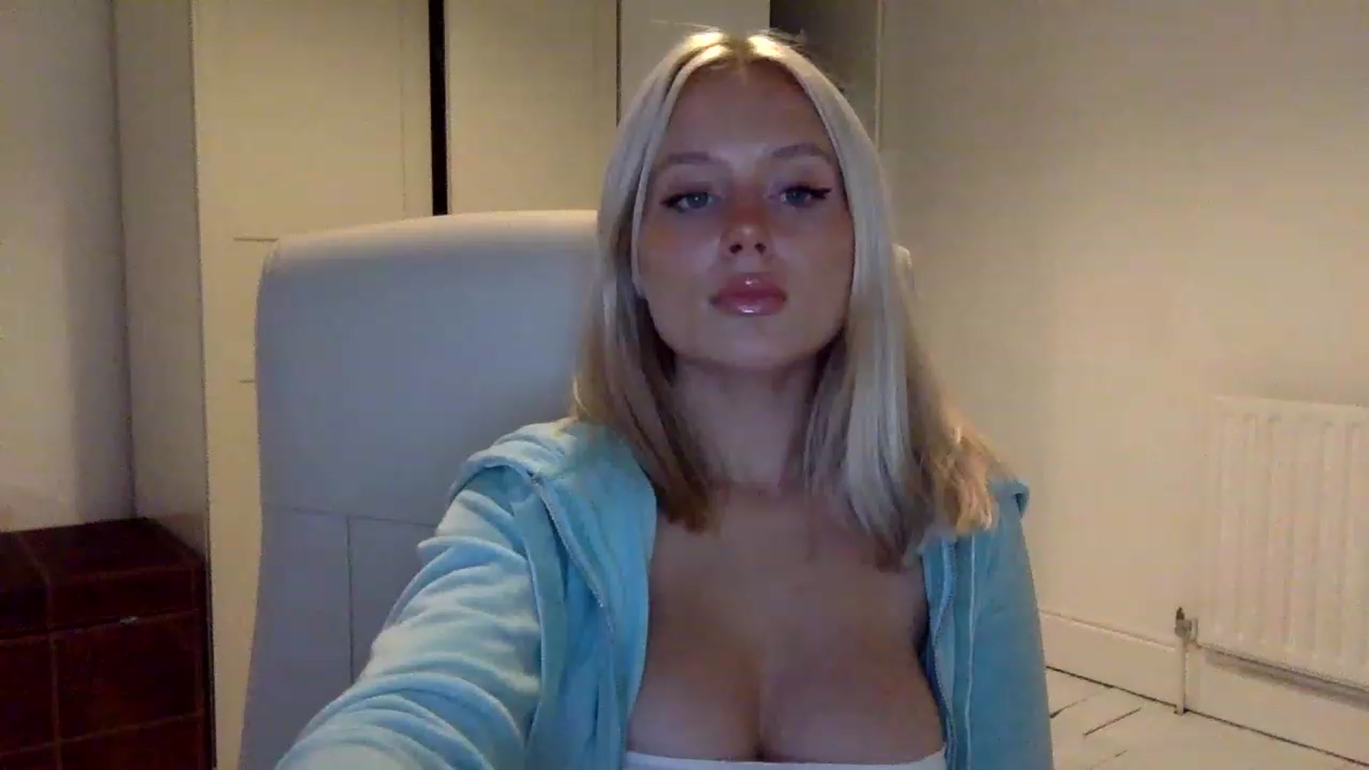Gallery image thumbnail from BeaSaitou's myfreecams stream on, 11/15/2022, 16:35 image 5 of 20