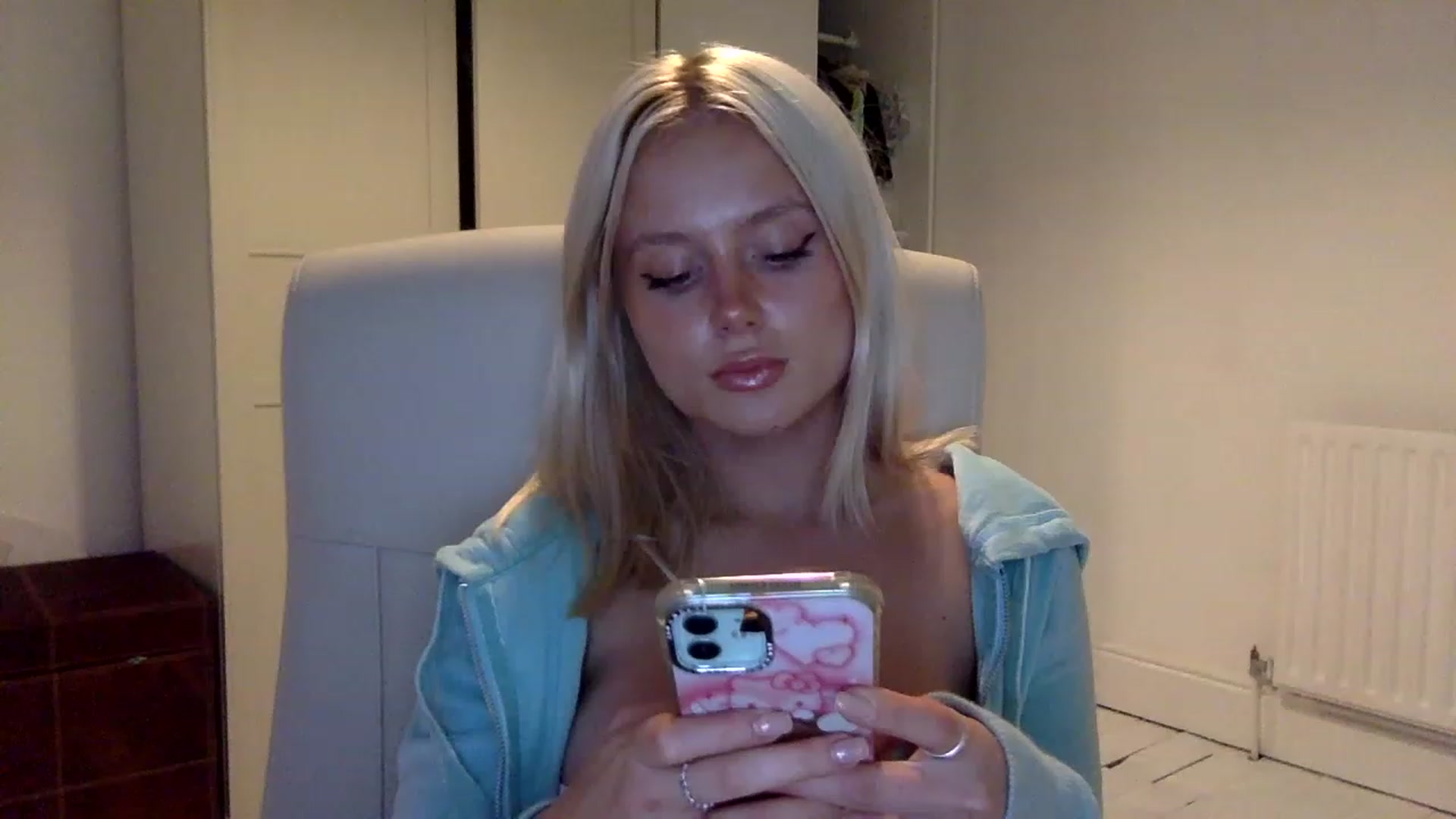 Gallery image thumbnail from BeaSaitou's myfreecams stream on, 11/15/2022, 16:35 image 4 of 20