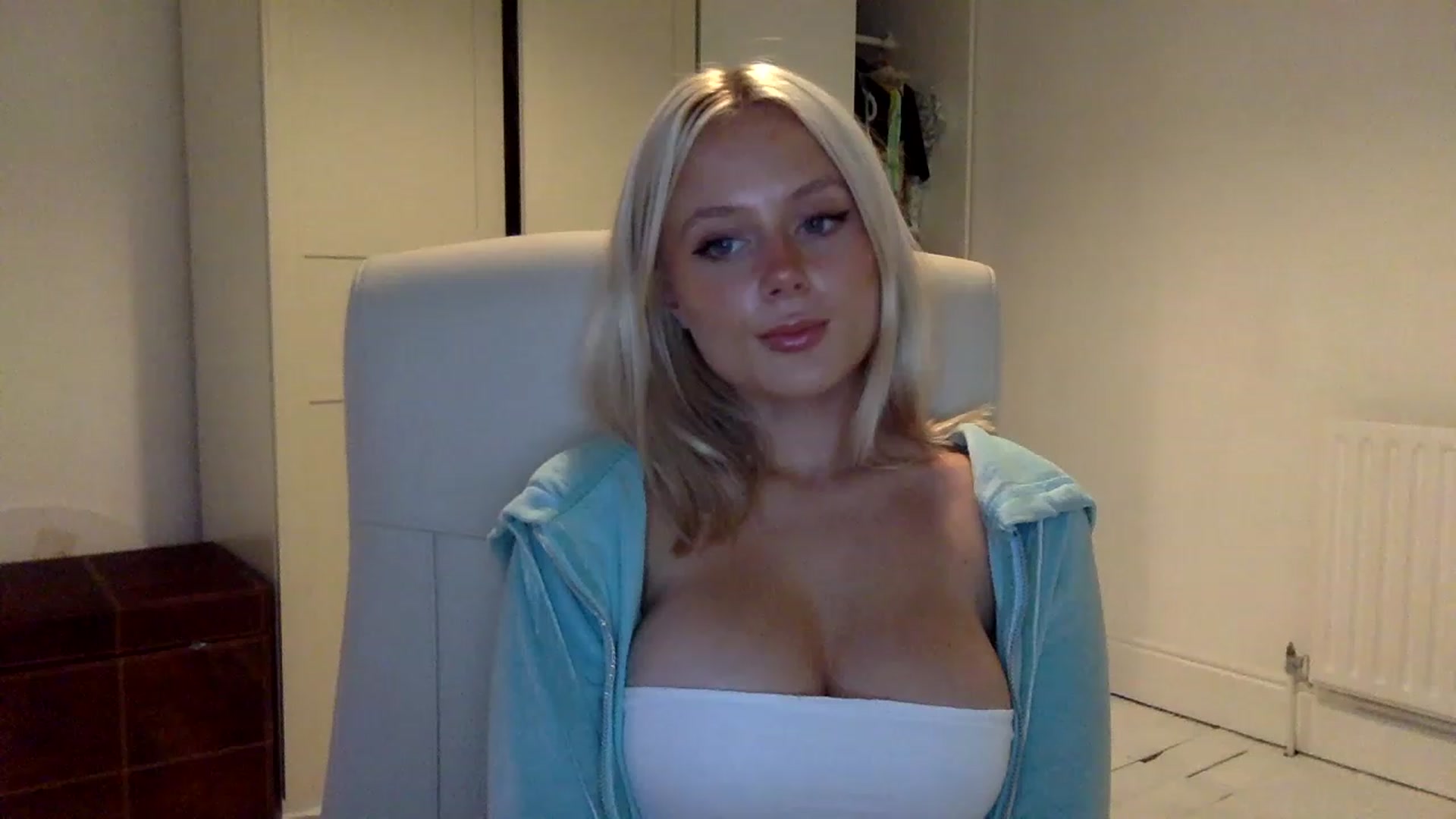 Gallery image thumbnail from BeaSaitou's myfreecams stream on, 11/15/2022, 16:35 image 1 of 20