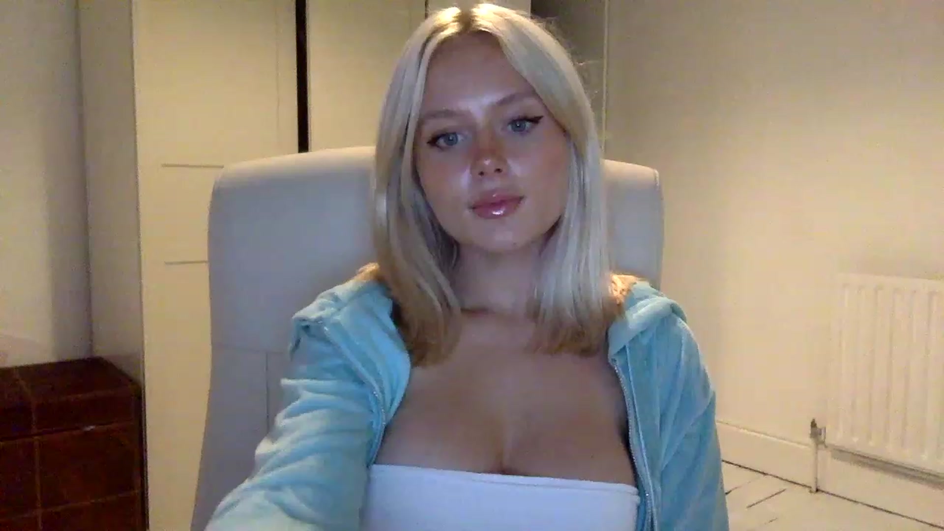 Gallery image thumbnail from BeaSaitou's myfreecams stream on, 11/15/2022, 16:35 image 12 of 20