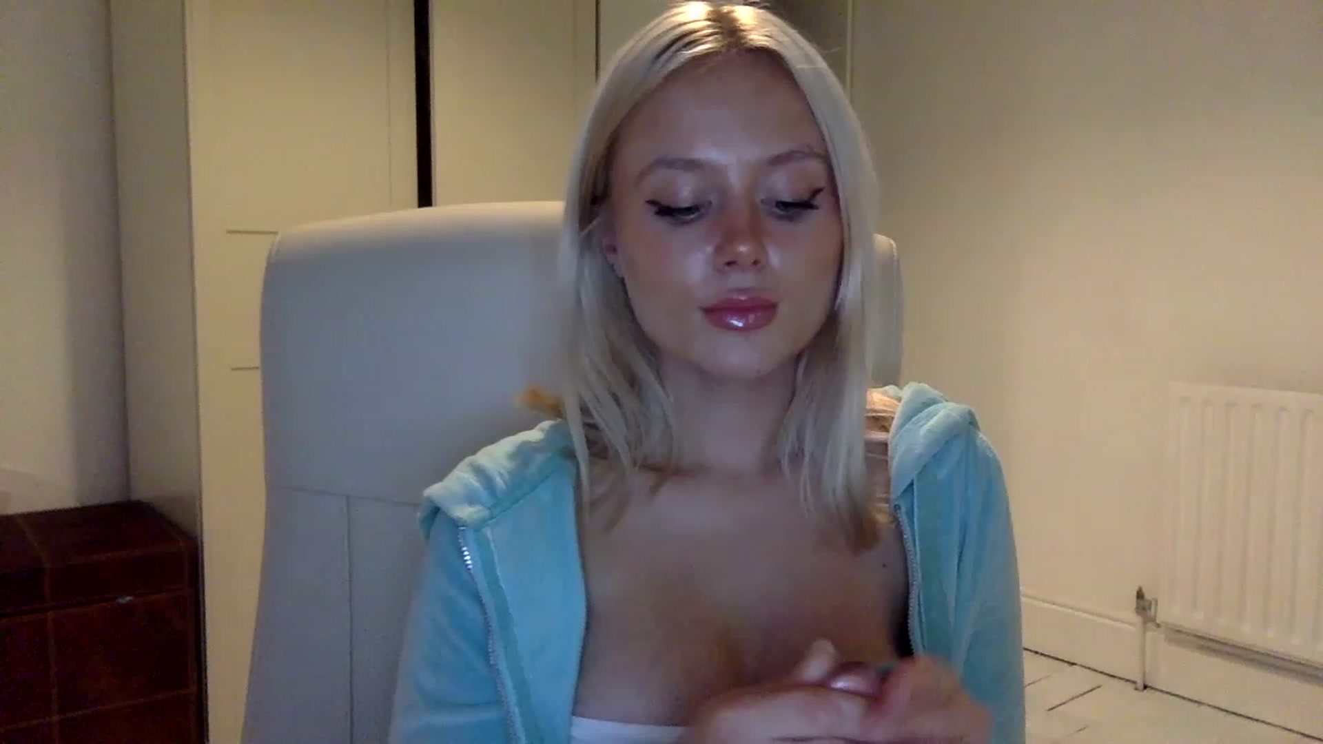 Gallery image thumbnail from BeaSaitou's myfreecams stream on, 11/15/2022, 16:35 image 9 of 20