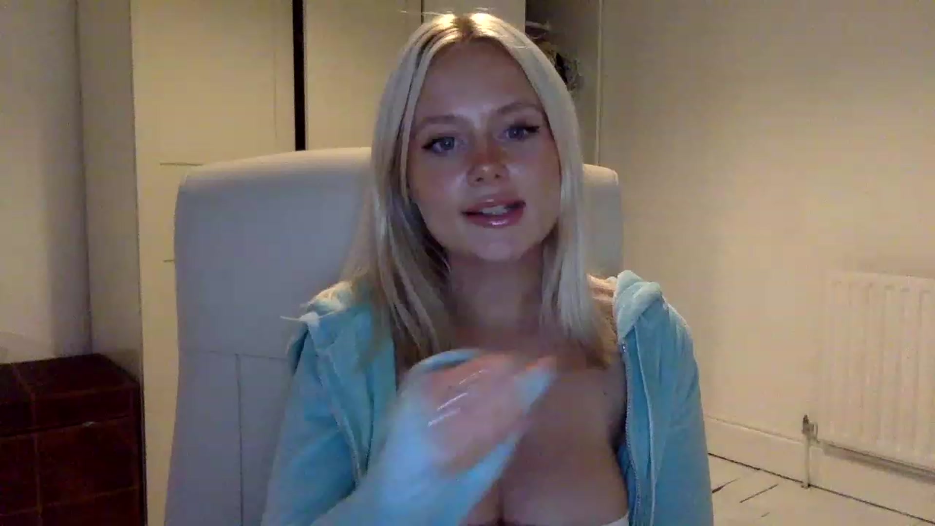 Gallery image thumbnail from BeaSaitou's myfreecams stream on, 11/15/2022, 16:35 image 6 of 20