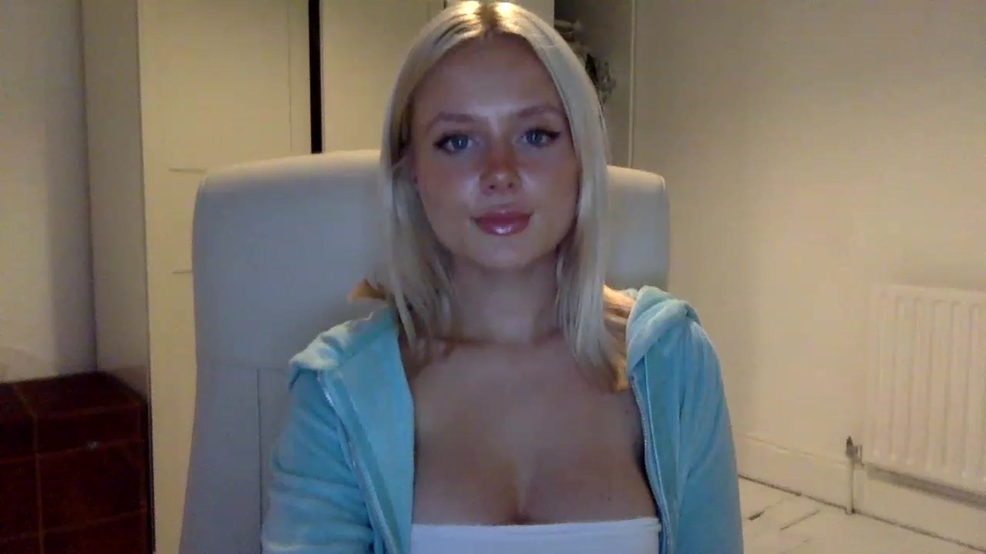 Gallery image thumbnail from BeaSaitou's myfreecams stream on, 11/15/2022, 16:35 image 8 of 20