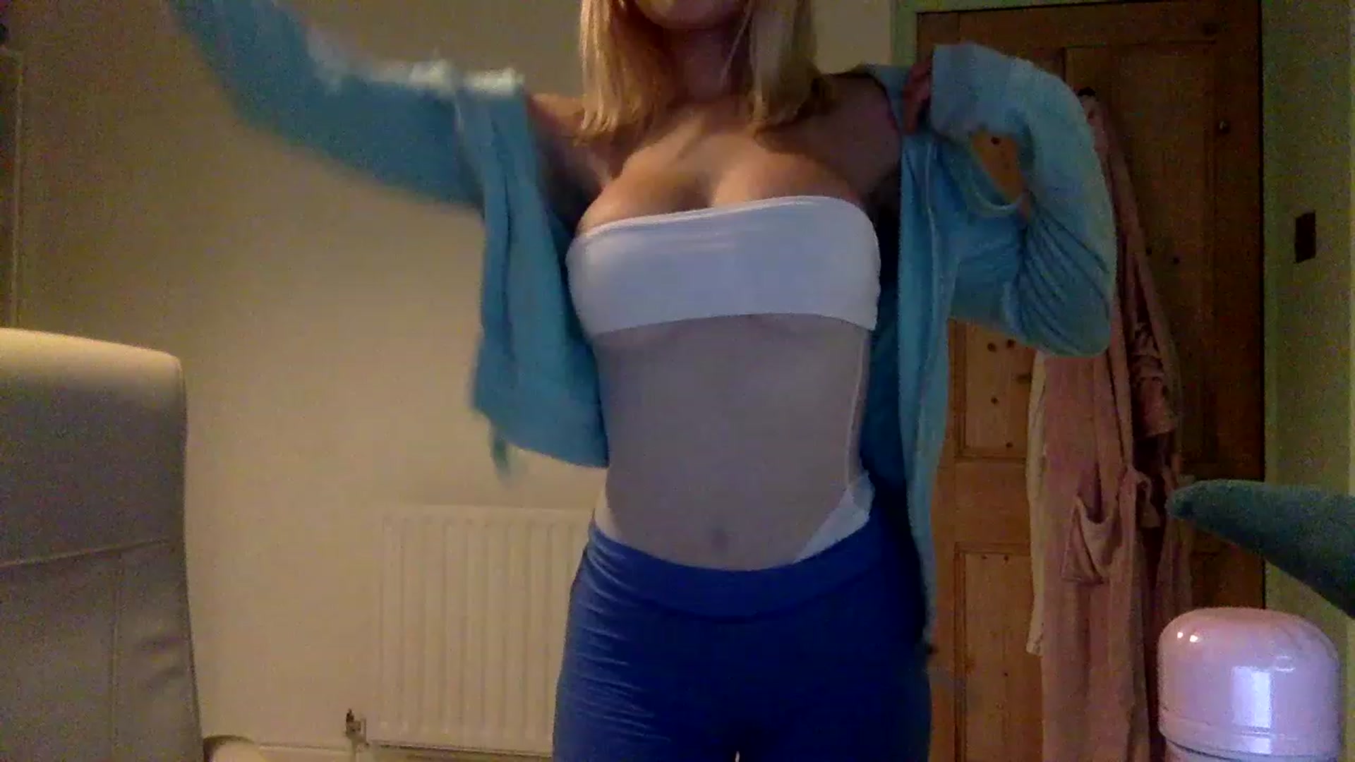 Gallery image thumbnail from BeaSaitou's myfreecams stream on, 11/15/2022, 16:35 image 14 of 20