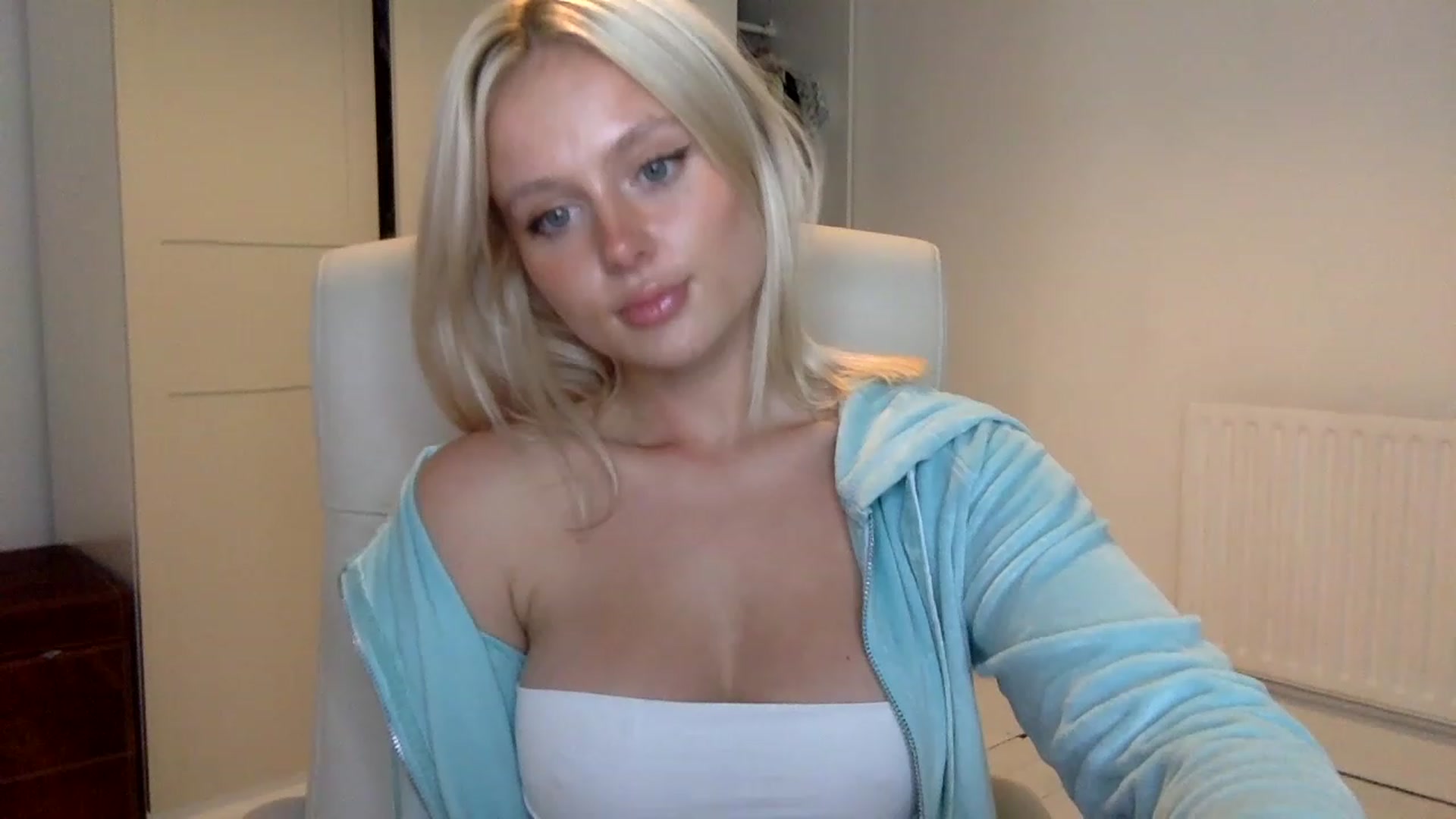 Gallery image thumbnail from BeaSaitou's myfreecams stream on, 11/15/2022, 17:19 image 16 of 20