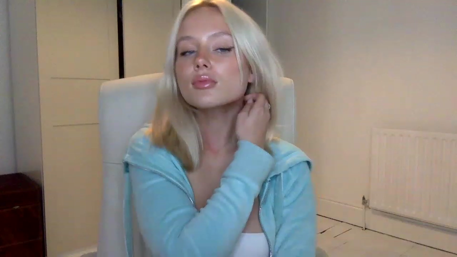 Gallery image thumbnail from BeaSaitou's myfreecams stream on, 11/15/2022, 17:19 image 19 of 20