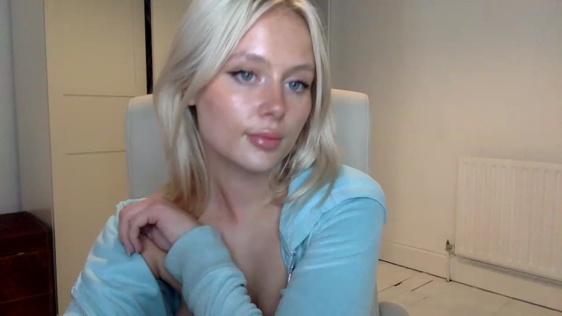 Gallery image thumbnail from BeaSaitou's myfreecams stream on, 11/15/2022, 17:19 image 18 of 20