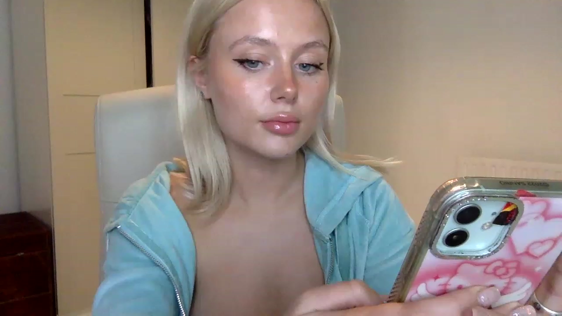 Gallery image thumbnail from BeaSaitou's myfreecams stream on, 11/15/2022, 17:19 image 13 of 20