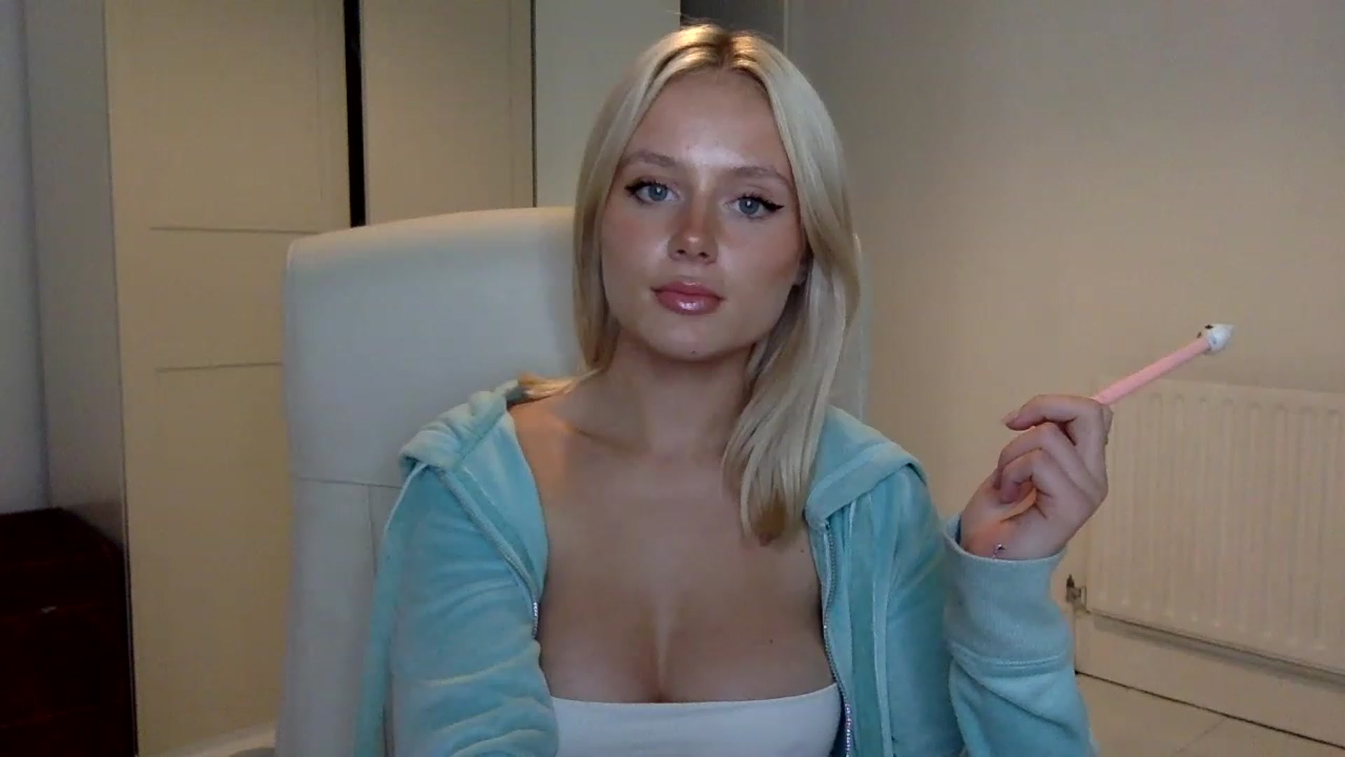 Gallery image thumbnail from BeaSaitou's myfreecams stream on, 11/15/2022, 17:19 image 3 of 20