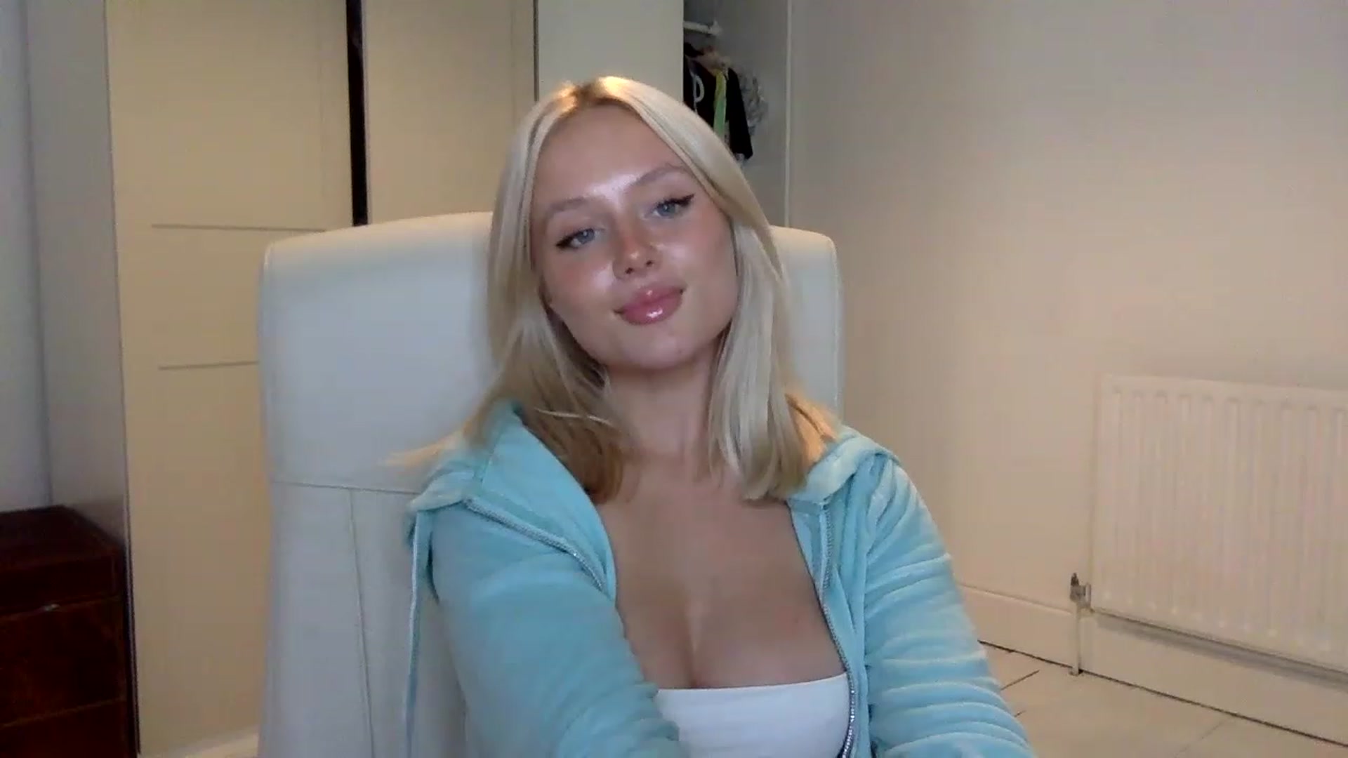 Gallery image thumbnail from BeaSaitou's myfreecams stream on, 11/15/2022, 17:19 image 10 of 20