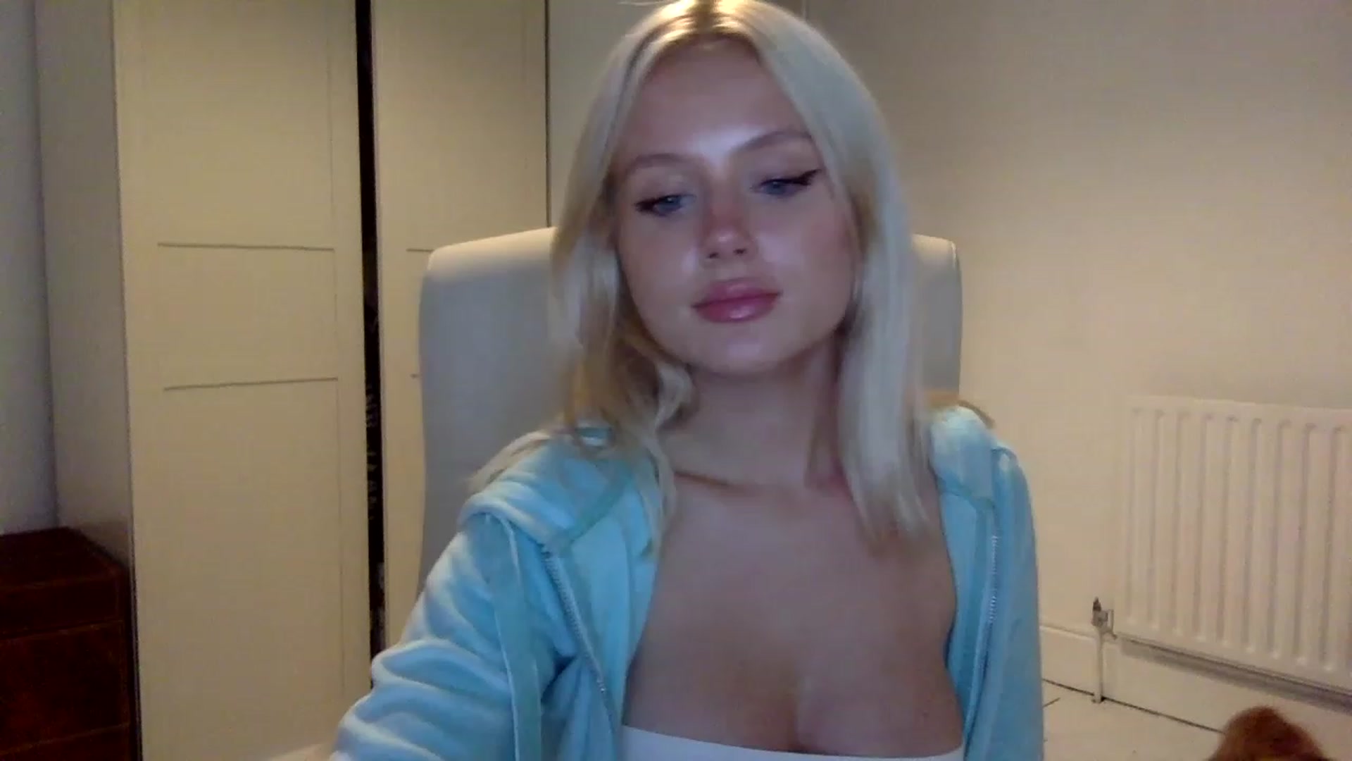 Gallery image thumbnail from BeaSaitou's myfreecams stream on, 11/15/2022, 19:19 image 20 of 20