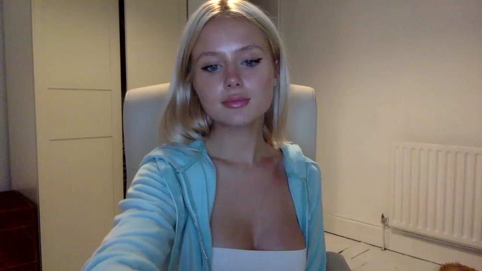 Gallery image thumbnail from BeaSaitou's myfreecams stream on, 11/15/2022, 19:19 image 19 of 20