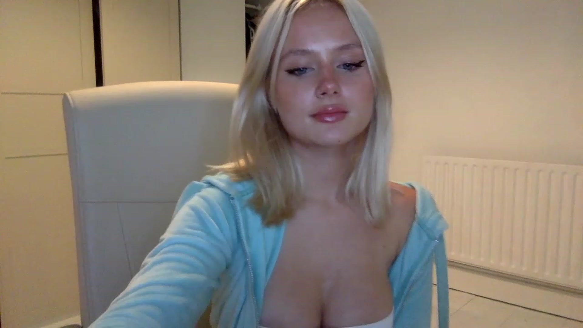 Gallery image thumbnail from BeaSaitou's myfreecams stream on, 11/15/2022, 19:19 image 3 of 20