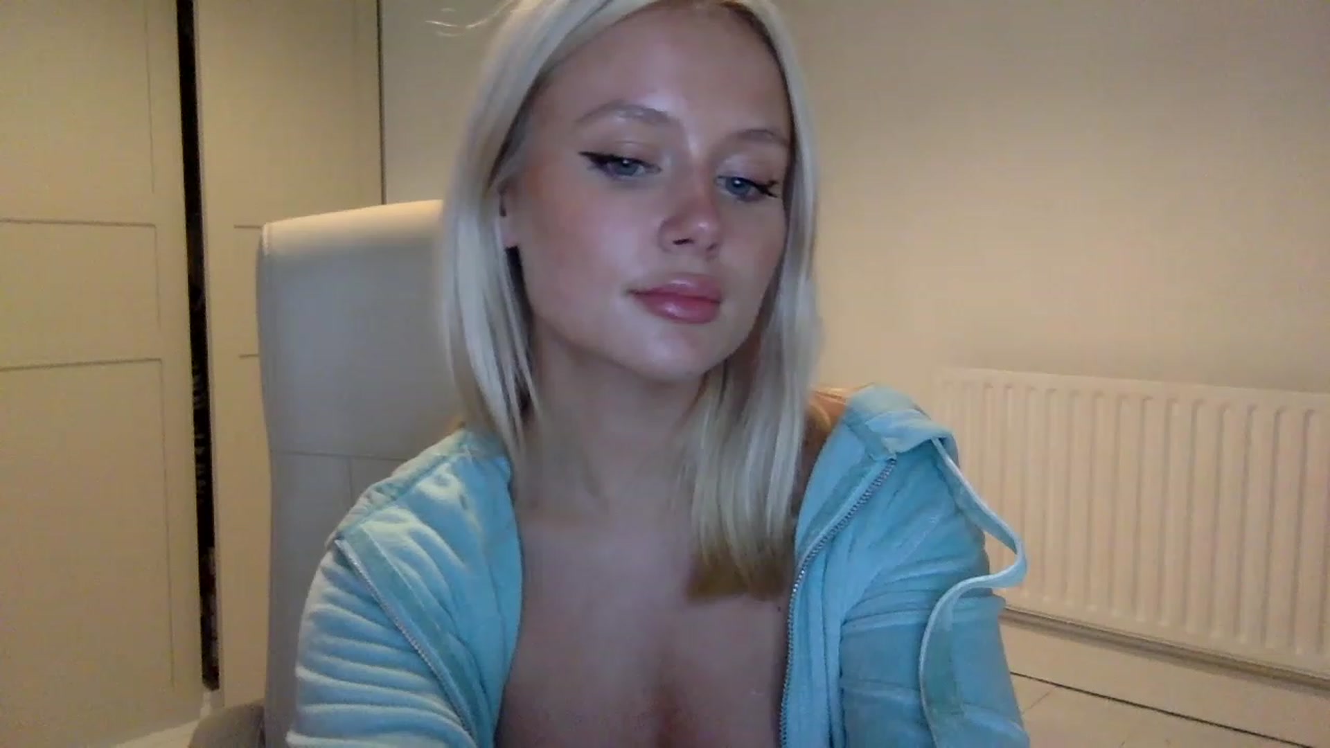Gallery image thumbnail from BeaSaitou's myfreecams stream on, 11/15/2022, 19:19 image 17 of 20