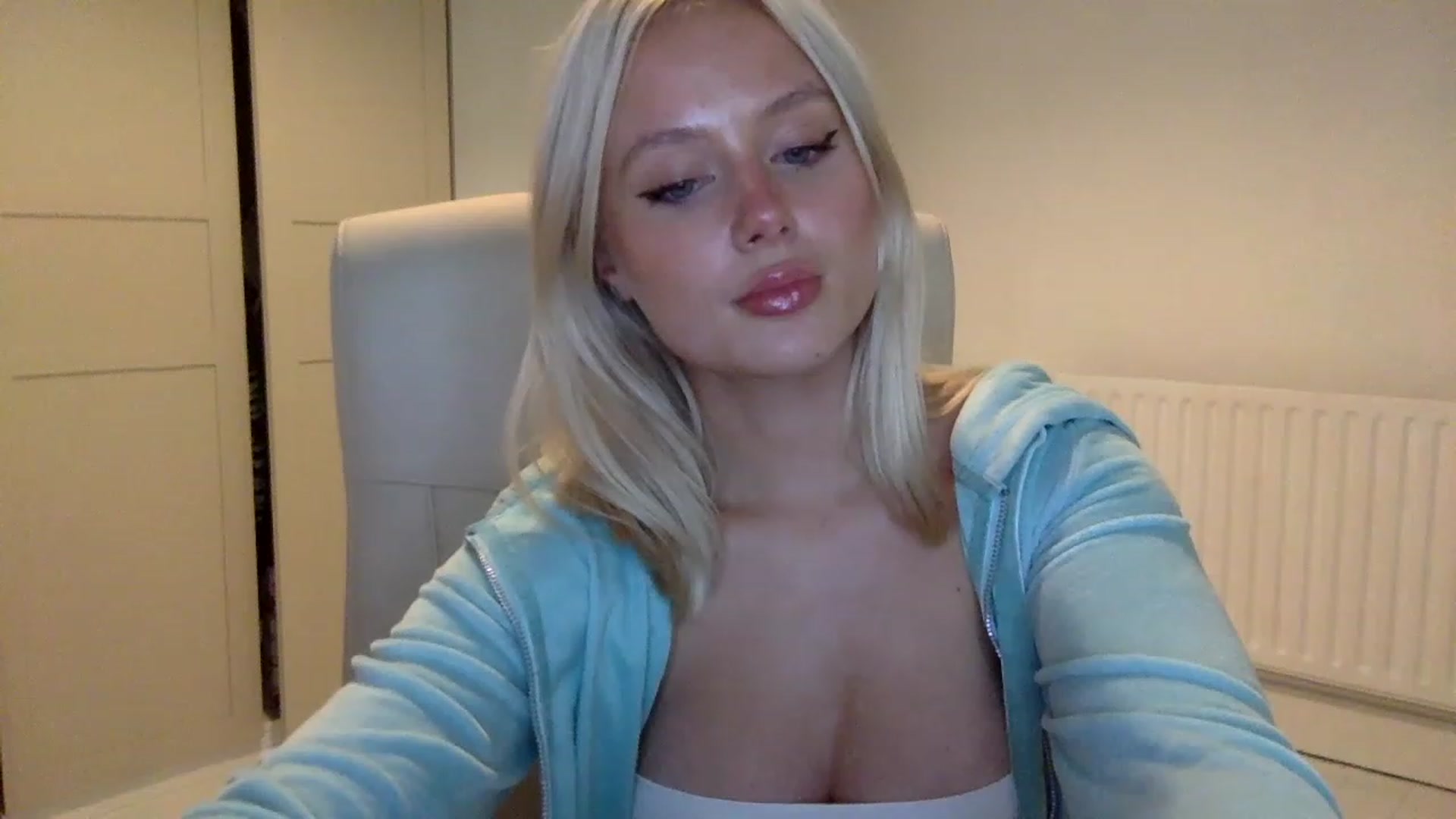 Gallery image thumbnail from BeaSaitou's myfreecams stream on, 11/15/2022, 19:19 image 6 of 20