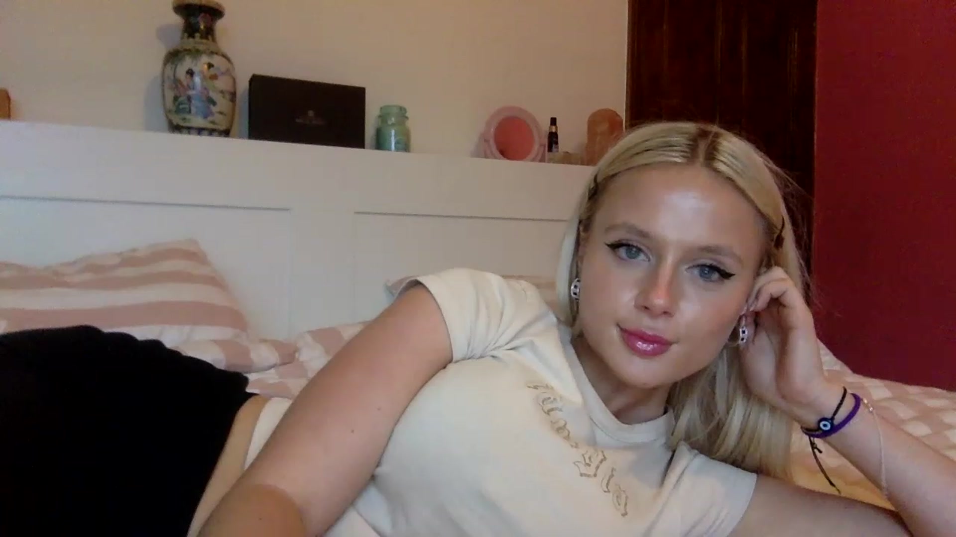 Gallery image thumbnail from BeaSaitou's myfreecams stream on, 11/16/2022, 15:55 image 12 of 20