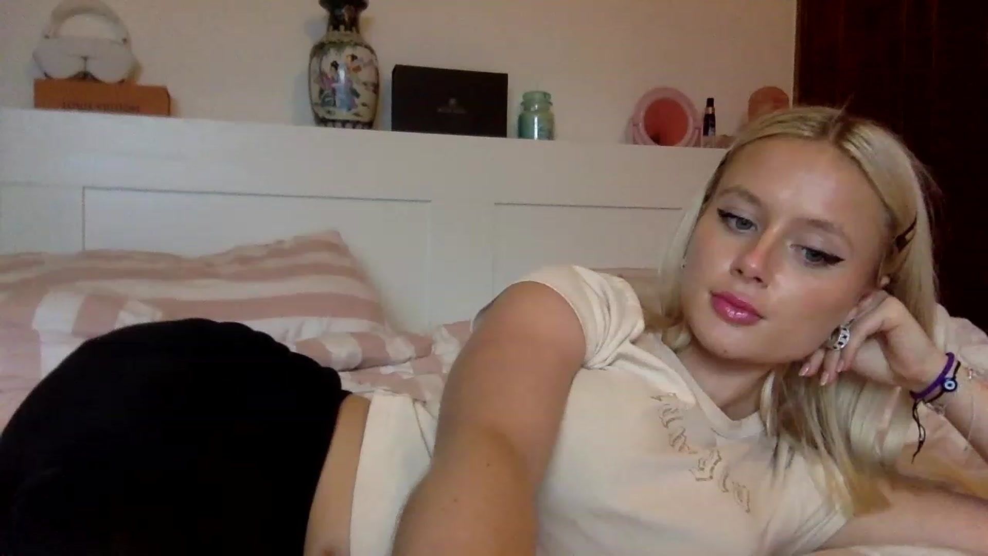 Gallery image thumbnail from BeaSaitou's myfreecams stream on, 11/16/2022, 15:55 image 6 of 20