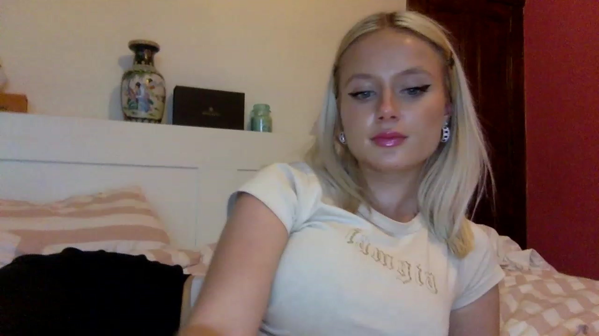 Gallery image thumbnail from BeaSaitou's myfreecams stream on, 11/16/2022, 15:55 image 15 of 20