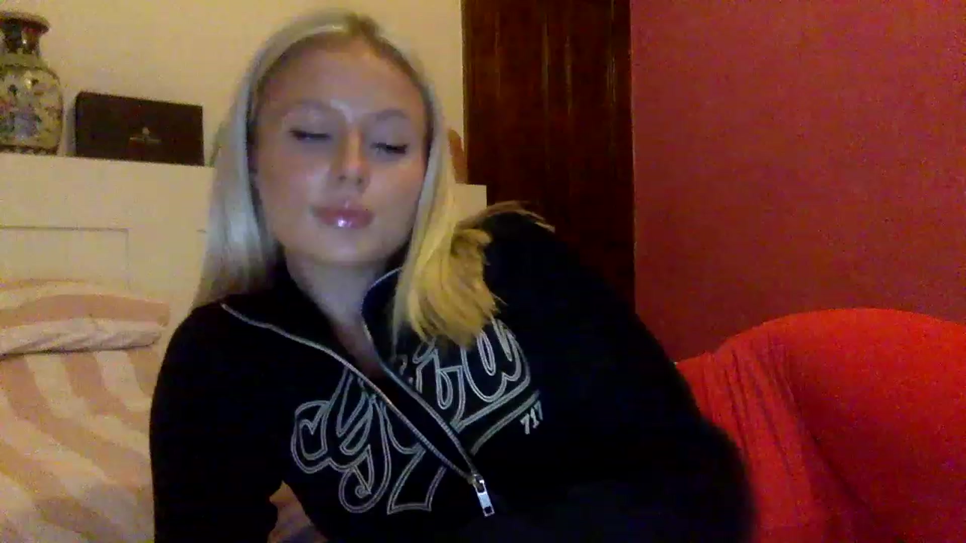 Gallery image thumbnail from BeaSaitou's myfreecams stream on, 11/17/2022, 17:11 image 4 of 20