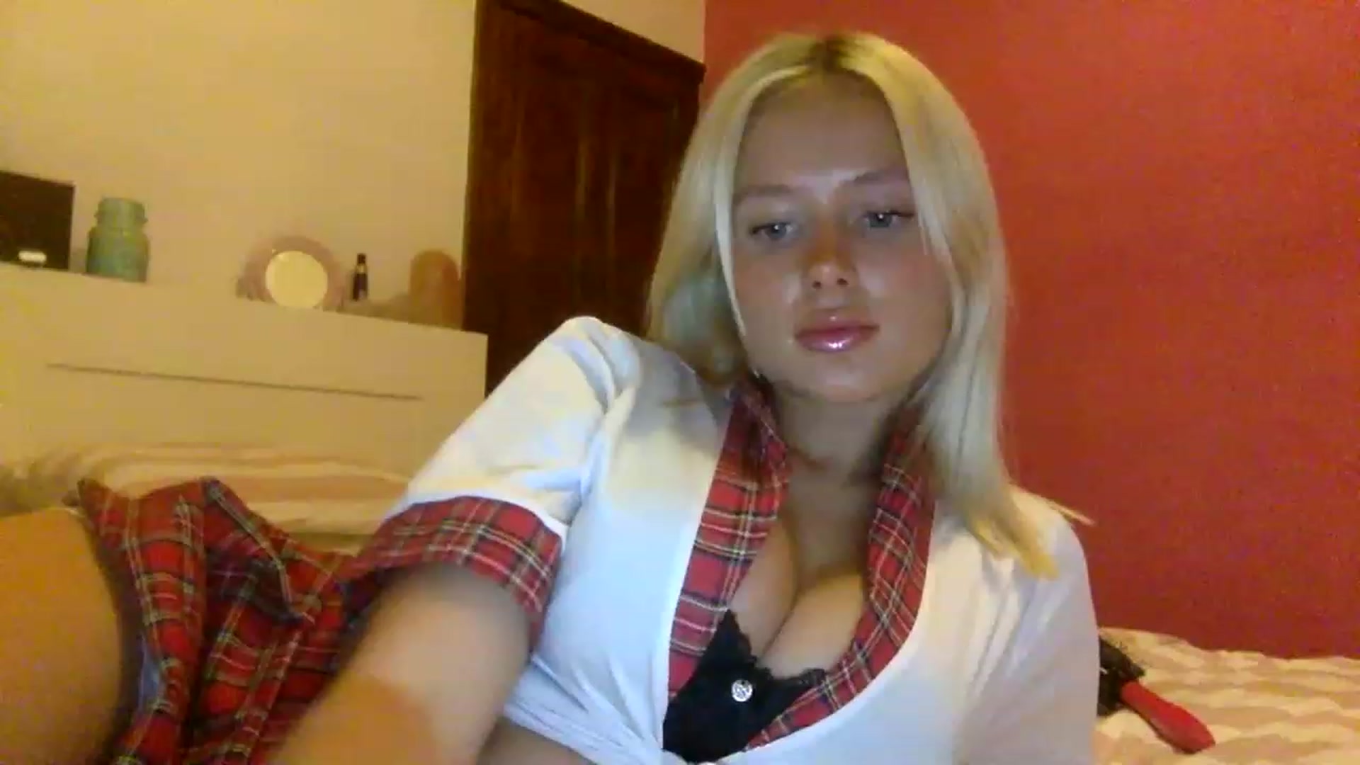 Gallery image thumbnail from BeaSaitou's myfreecams stream on, 11/21/2022, 16:32 image 6 of 20