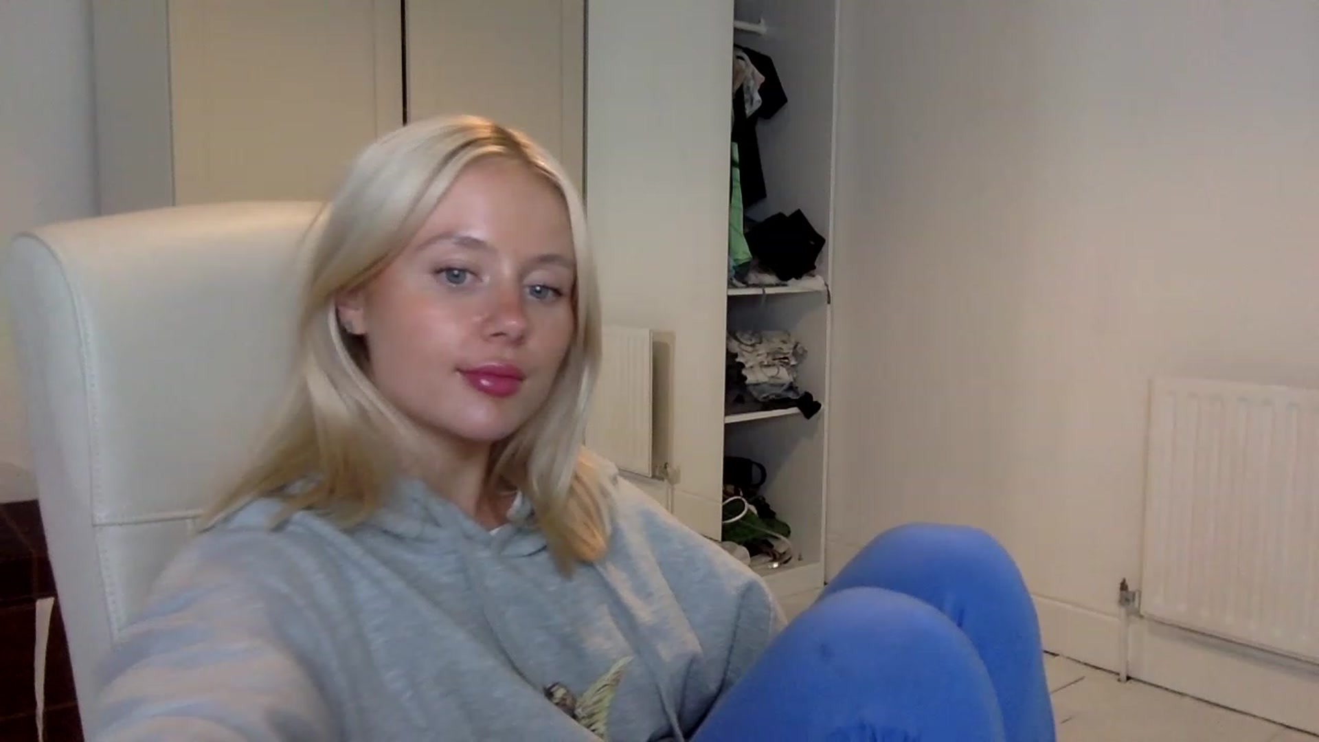 Gallery image thumbnail from BeaSaitou's myfreecams stream on, 11/21/2022, 21:18 image 9 of 20