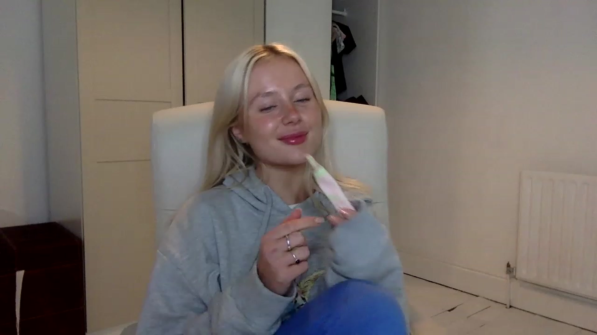 Gallery image thumbnail from BeaSaitou's myfreecams stream on, 11/21/2022, 21:18 image 3 of 20