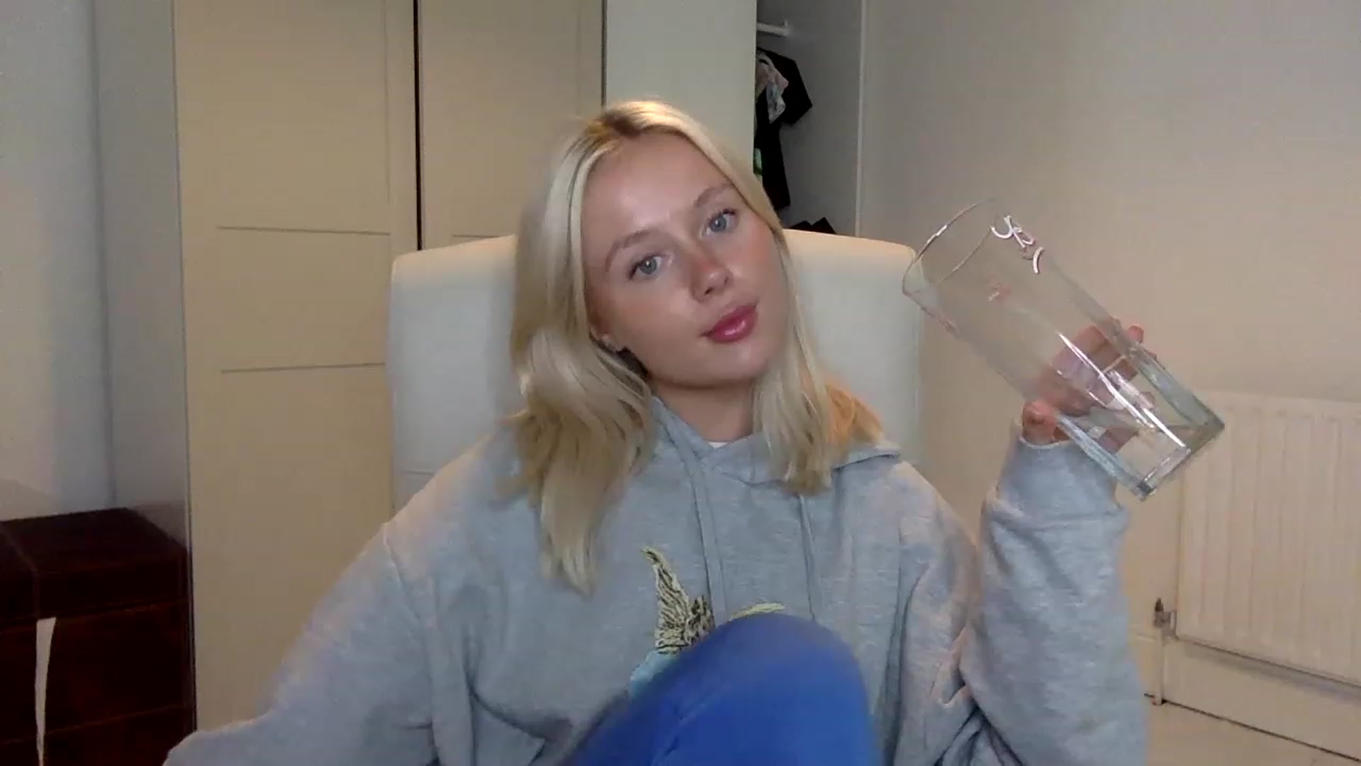 Gallery image thumbnail from BeaSaitou's myfreecams stream on, 11/21/2022, 21:18 image 2 of 20