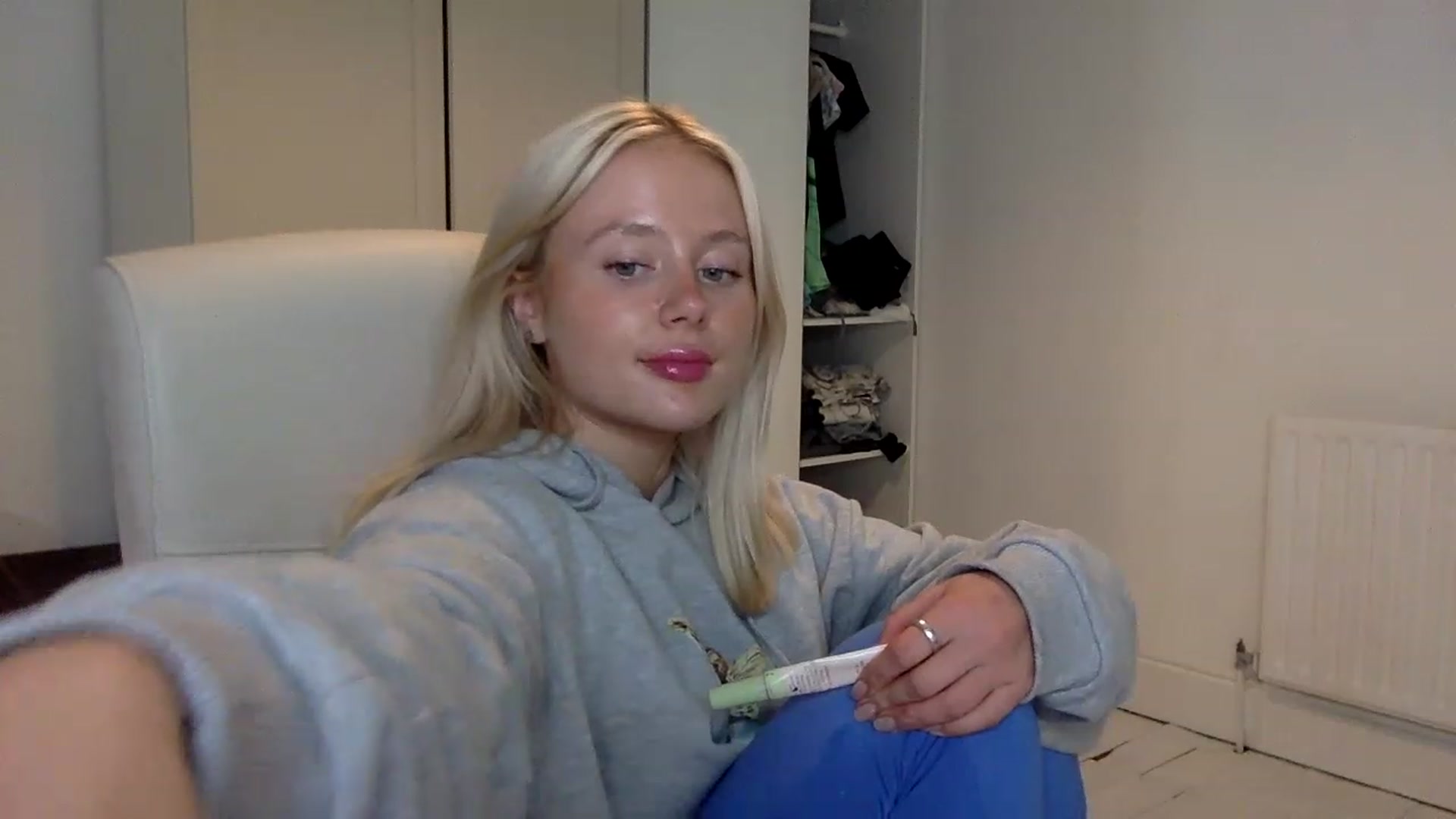 Gallery image thumbnail from BeaSaitou's myfreecams stream on, 11/21/2022, 21:18 image 18 of 20