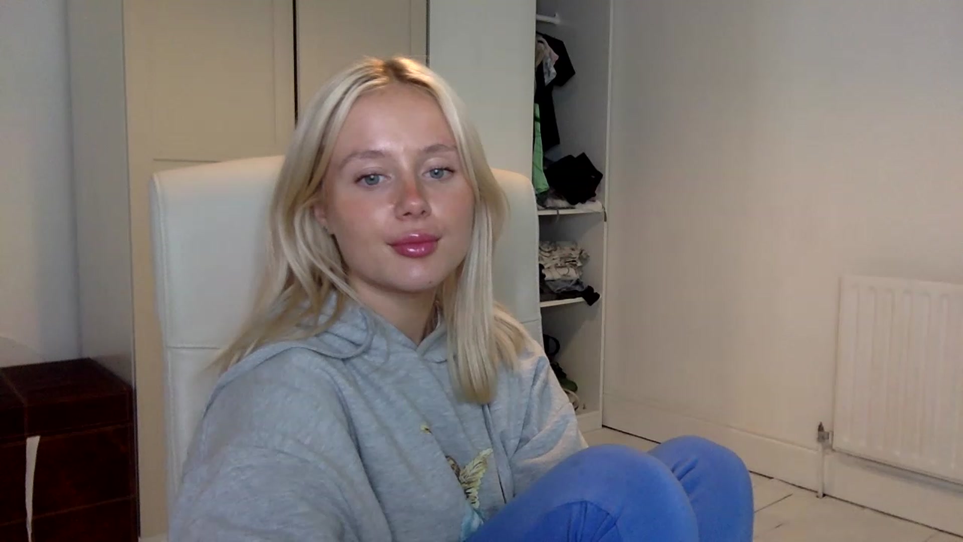 Gallery image thumbnail from BeaSaitou's myfreecams stream on, 11/21/2022, 21:18 image 13 of 20