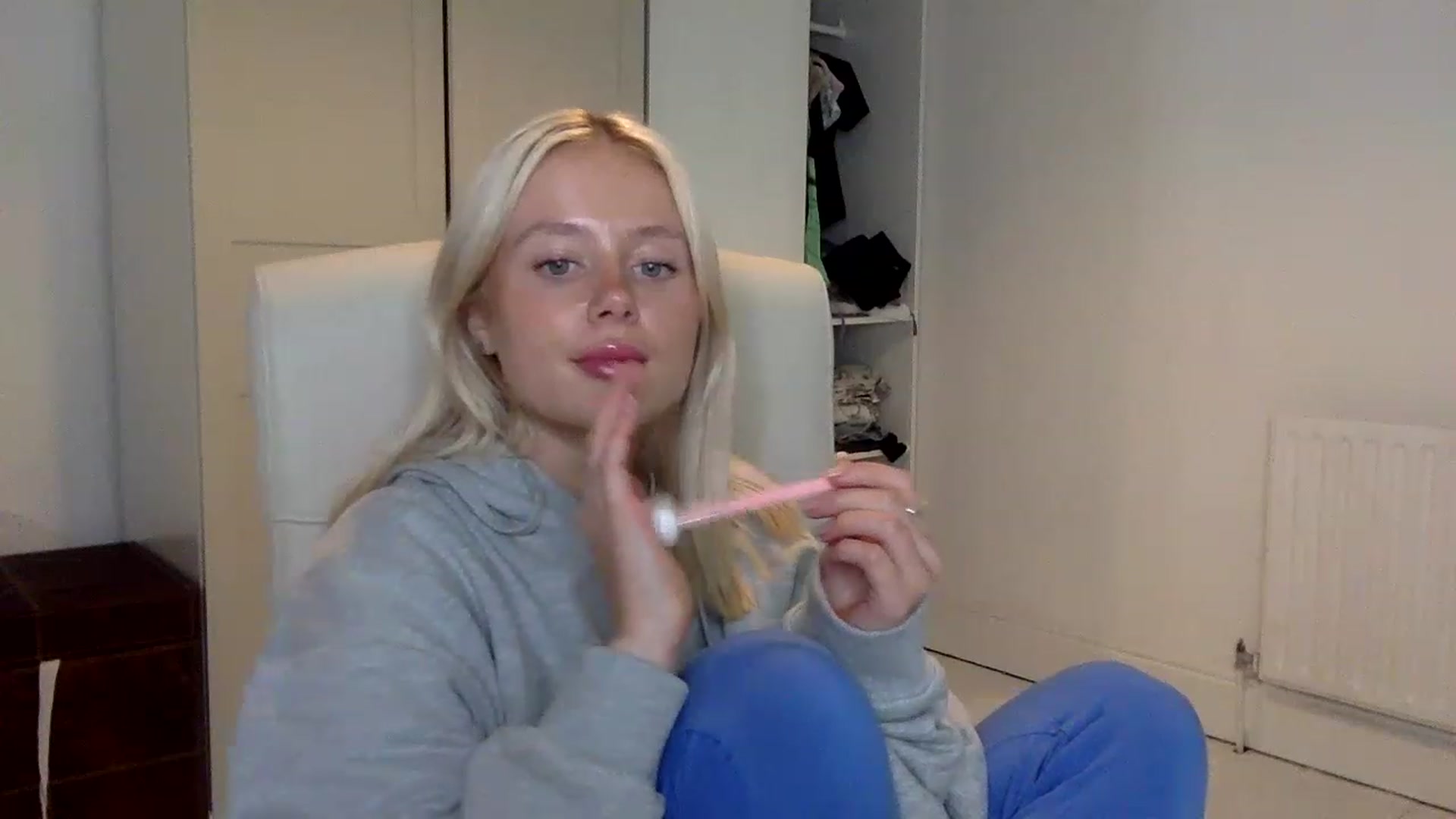 Gallery image thumbnail from BeaSaitou's myfreecams stream on, 11/21/2022, 21:18 image 17 of 20