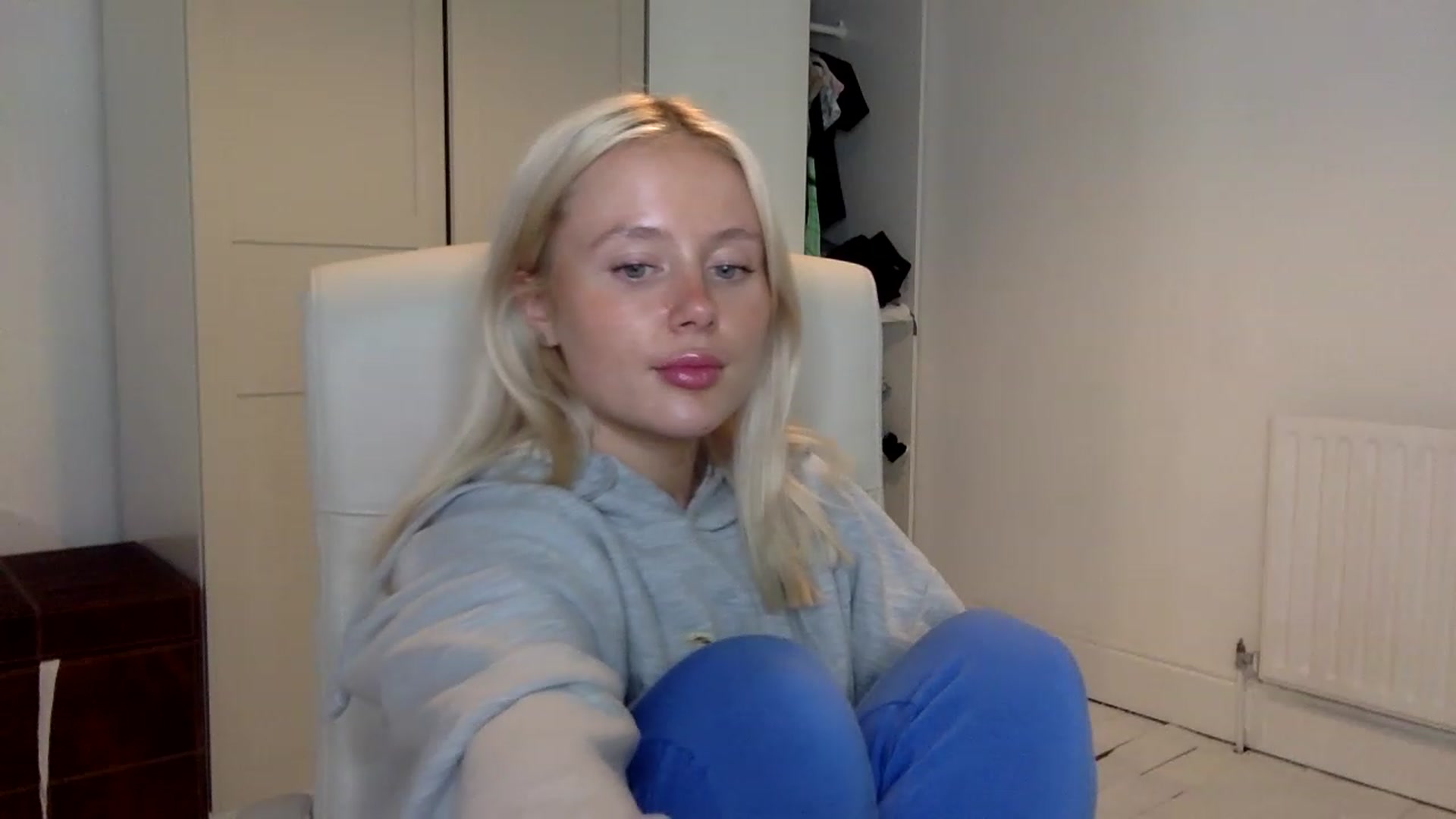 Gallery image thumbnail from BeaSaitou's myfreecams stream on, 11/21/2022, 21:18 image 15 of 20