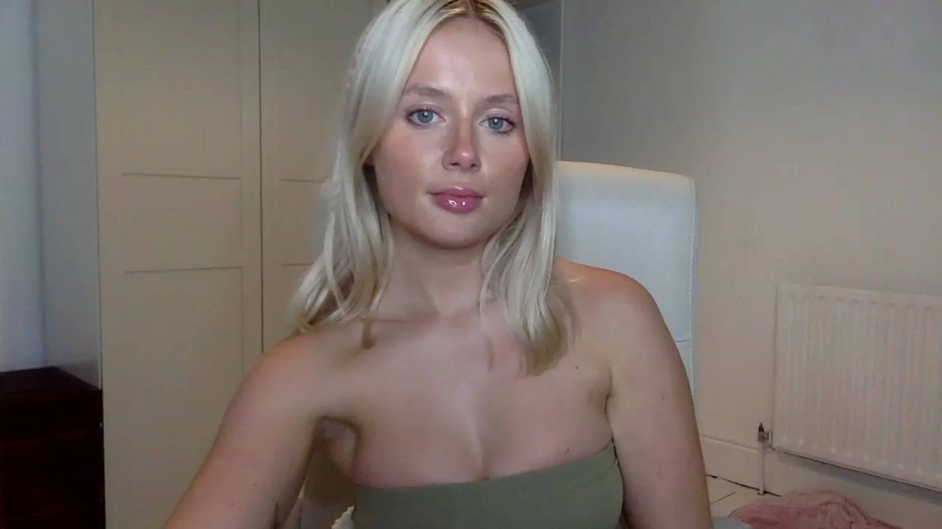 Gallery image thumbnail from BeaSaitou's myfreecams stream on, 11/24/2022, 17:45 image 14 of 20