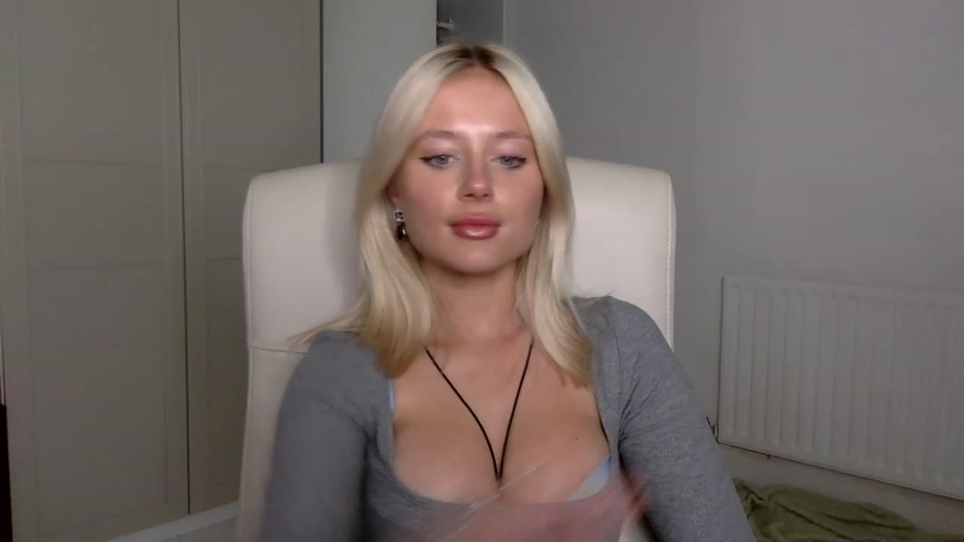 Gallery image thumbnail from BeaSaitou's myfreecams stream on, 11/28/2022, 17:04 image 3 of 20