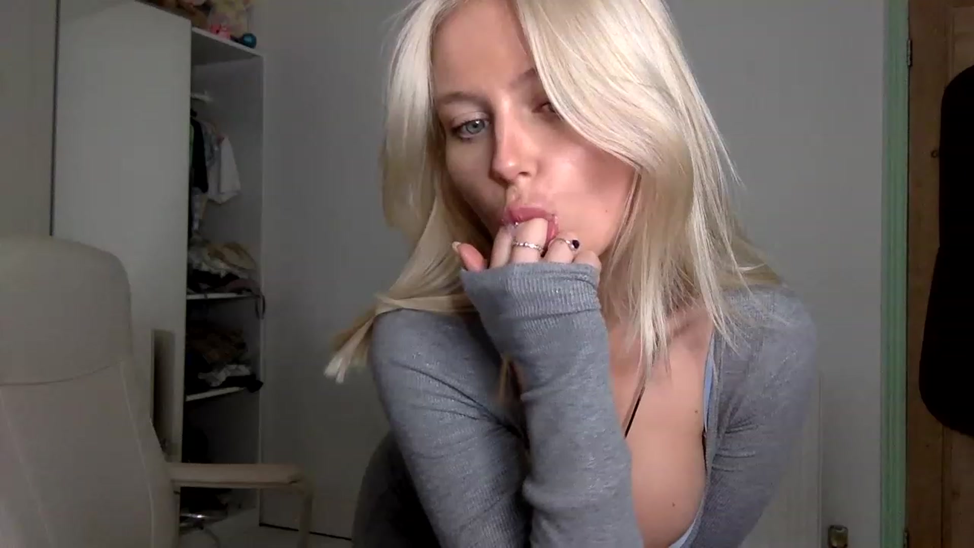 Gallery image thumbnail from BeaSaitou's myfreecams stream on, 11/28/2022, 17:04 image 6 of 20