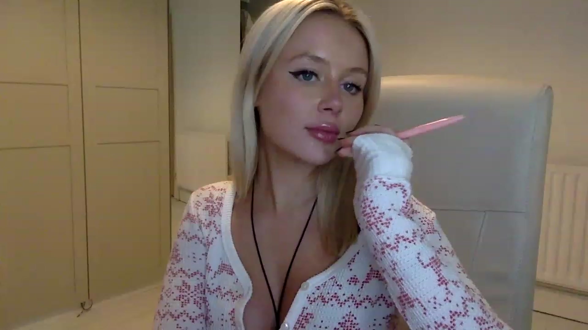 Gallery image thumbnail from BeaSaitou's myfreecams stream on, 12/07/2022, 21:40 image 14 of 20
