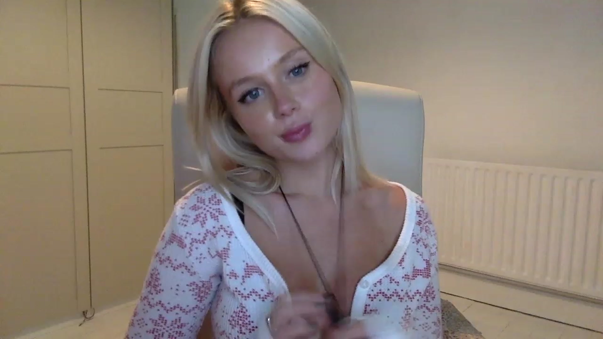 Gallery image thumbnail from BeaSaitou's myfreecams stream on, 12/07/2022, 21:40 image 12 of 20
