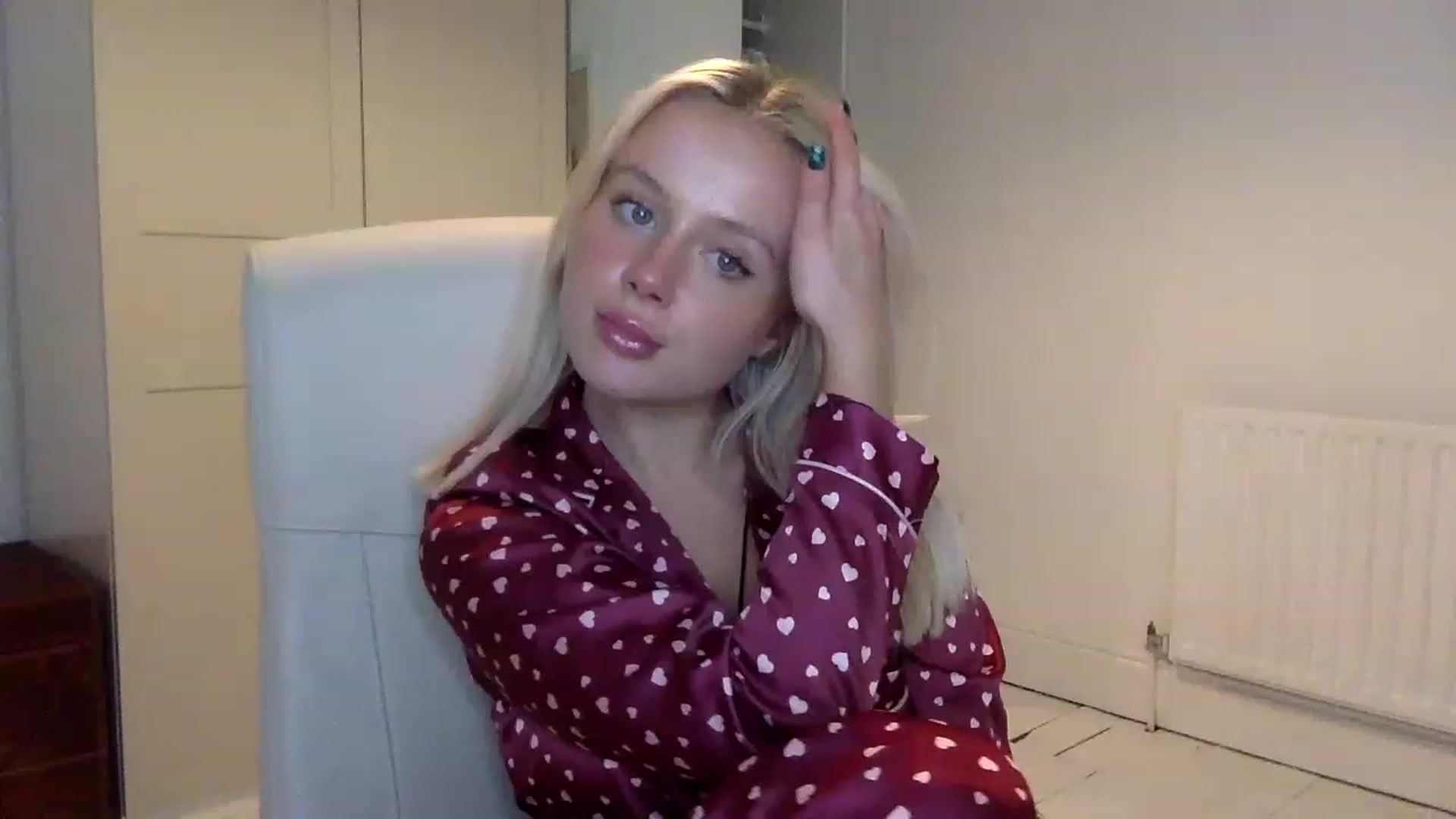 Gallery image thumbnail from BeaSaitou's myfreecams stream on, 12/08/2022, 22:01 image 10 of 20