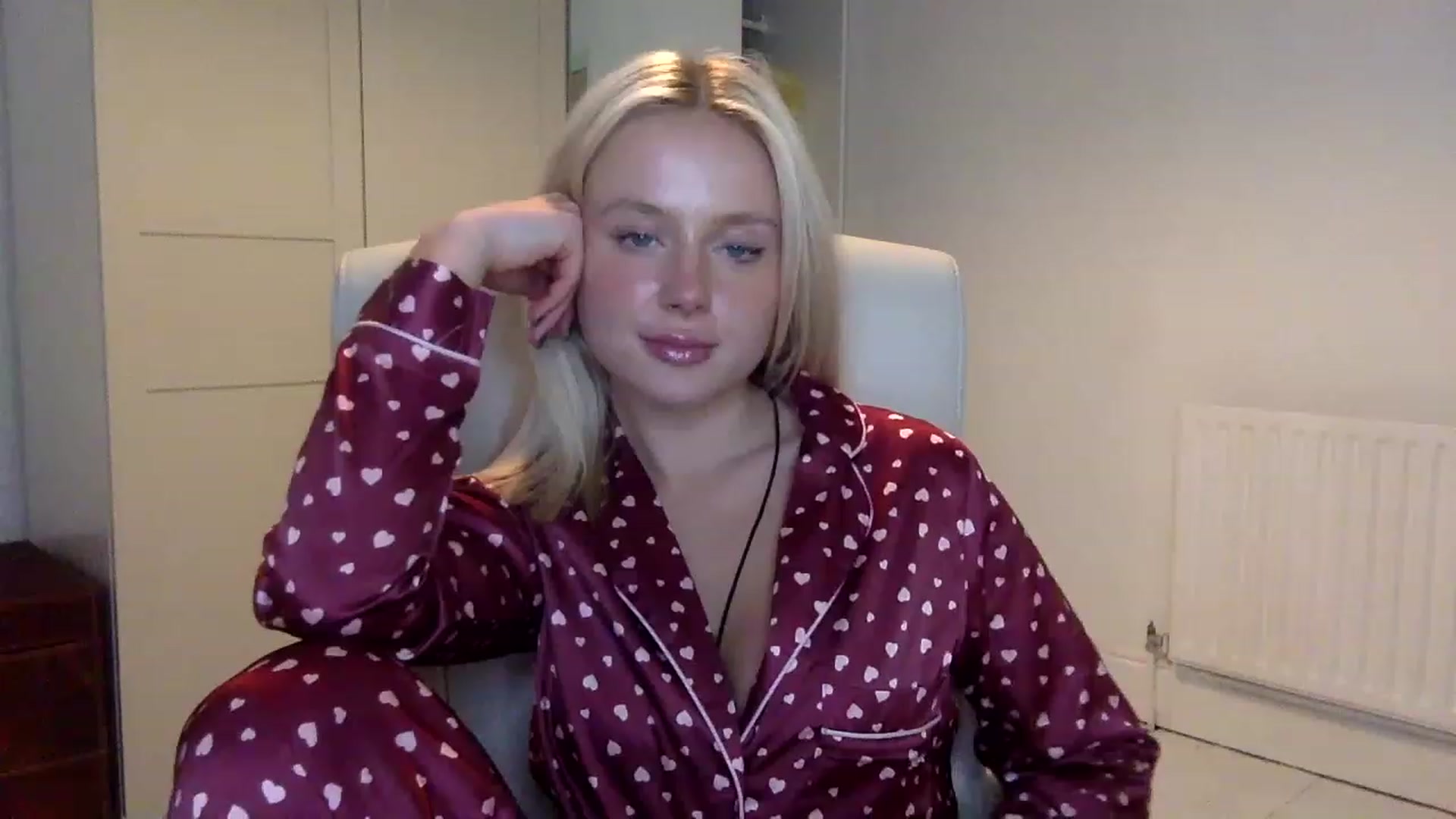 Gallery image thumbnail from BeaSaitou's myfreecams stream on, 12/08/2022, 22:01 image 8 of 20