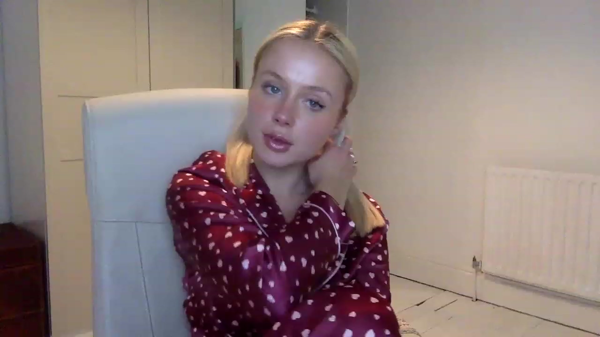 Gallery image thumbnail from BeaSaitou's myfreecams stream on, 12/08/2022, 22:01 image 12 of 20