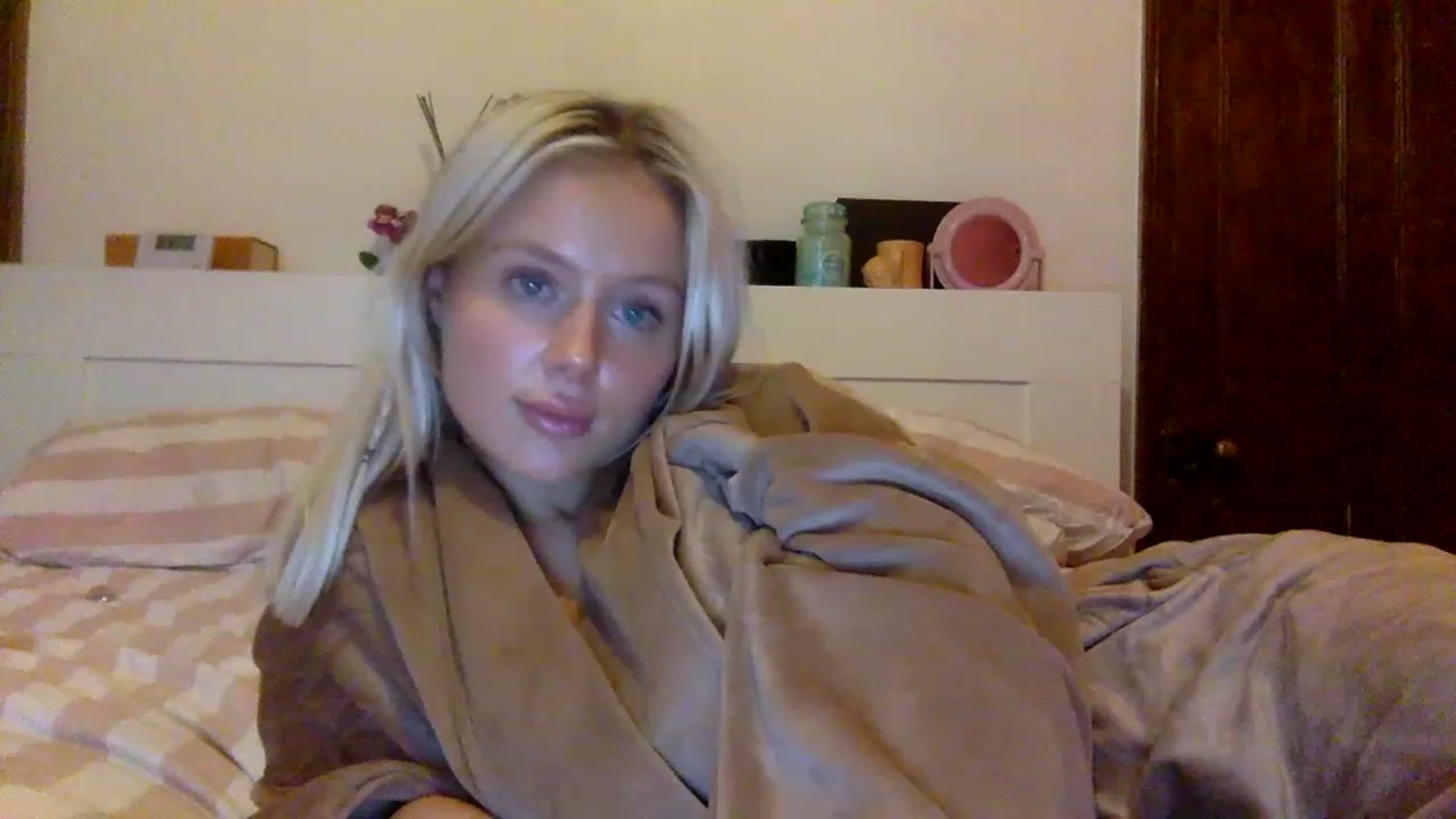 Gallery image thumbnail from BeaSaitou's myfreecams stream on, 12/12/2022, 15:32 image 14 of 20